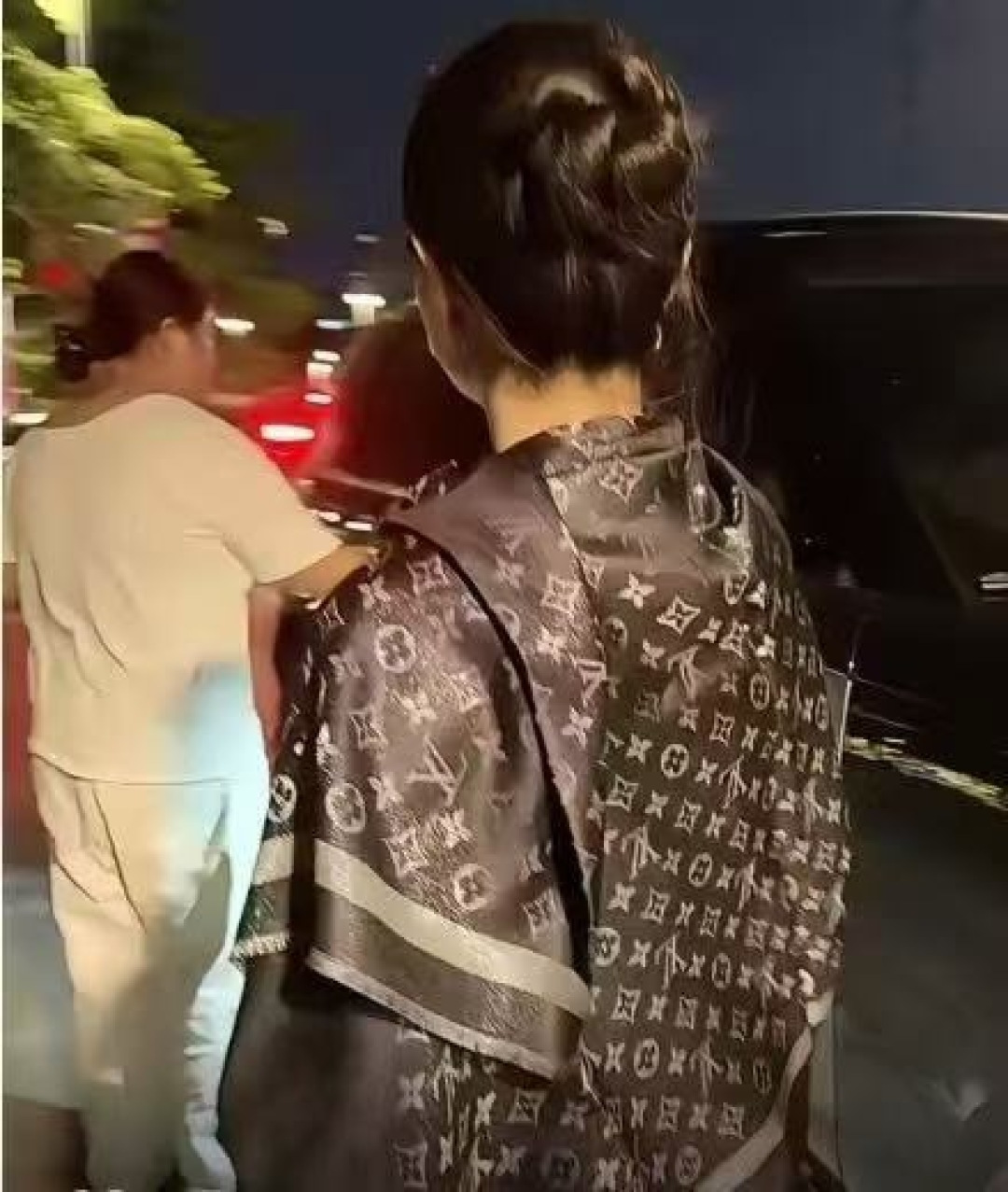 🔥新款2026 LV 银丝会闪光披肩大方巾[得意]ZG同步 采用银丝羊绒+丝绸配色+经典Logo[庆祝]品牌感满满计[强