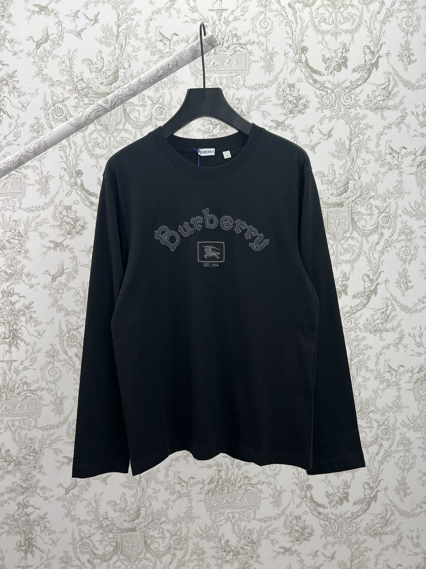 Camiseta Burberry 25ss new gothic logo de algodón de manga larga, corte casual. Camiseta de manga larga, confeccionada …