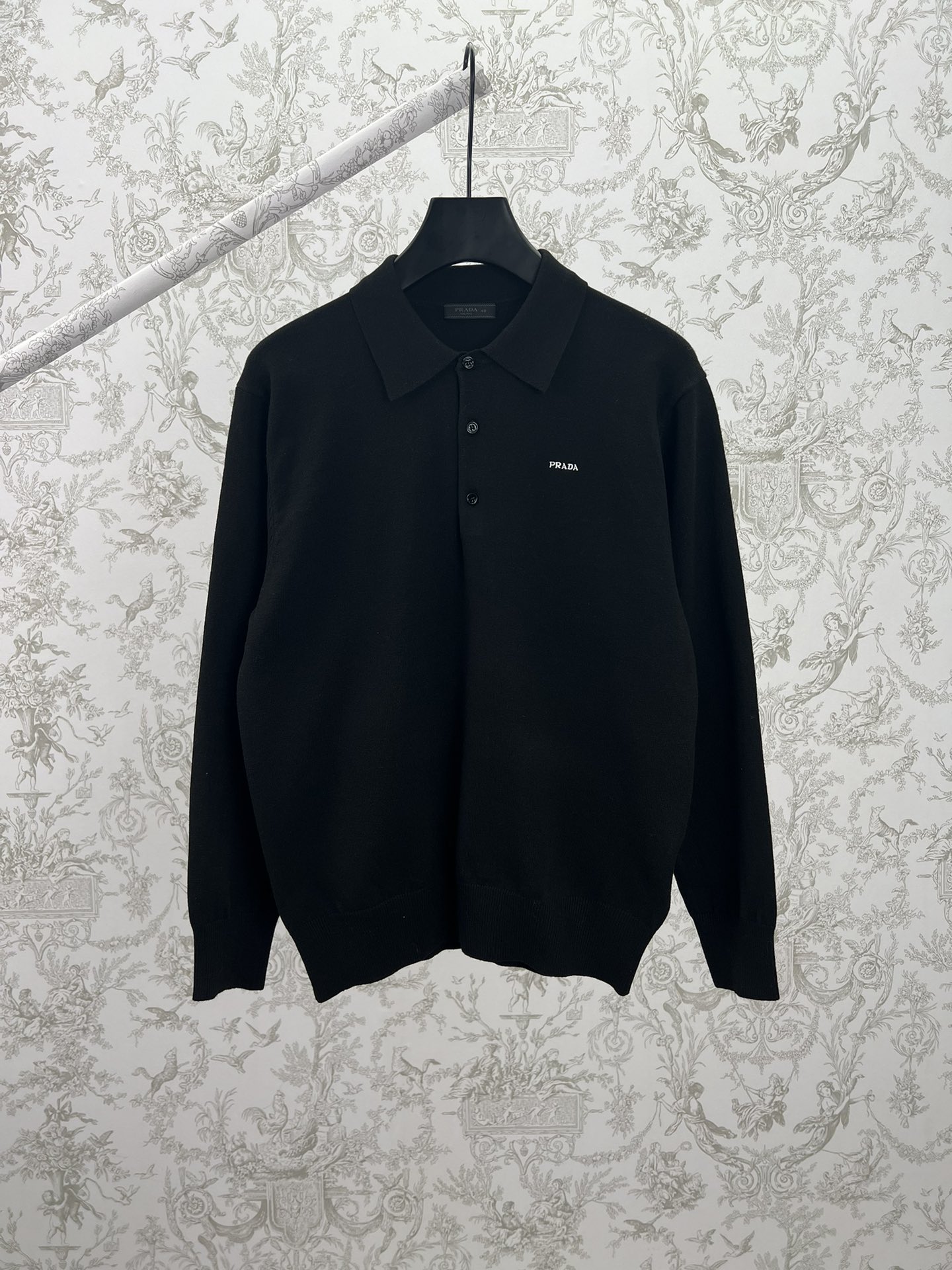 Prada 25ss nuevo jersey Polo de lana de manga larga. Este jersey Polo es una prenda clásica del armario. Tiene una form…