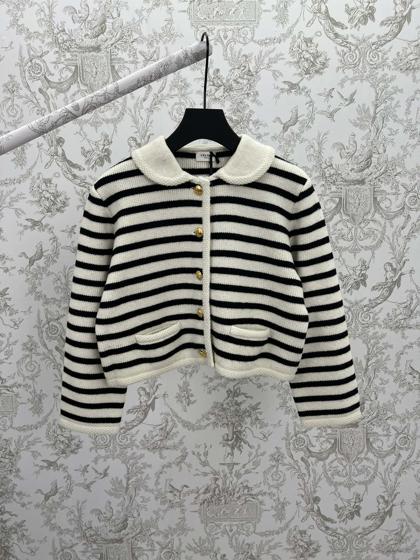 NO:530402,Celine 25ss cardigan jacket Classic style Peter Pan collar 2 suit bags Braided piping details 5 badge buttons S.M.L.XL., celine, jackets & coats, business suit, alexander wang19860909赛琳25ss开衫夹克 经典版型彼得潘领2个西装袋 编织滚边细节 5枚徽章纽扣 码数S.M.L.XL.,,celine,jackets & coats,business suit,alexander wang,Men's clothing