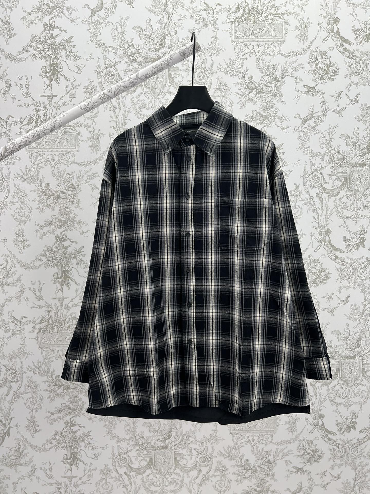 NO:530404,Paris 25ss new plaid flannel jacket shirt loose style male and female style mixed black and gray S.M.L.XL.,,jackets & coats,shirts,alexander wang19860909巴黎25ss新款格子法兰绒外套衬衫 宽松版型 男女同款 混合黑灰色 码数S.M.L.XL.,,jackets & coats,shirts,alexander wang,Men's clothing