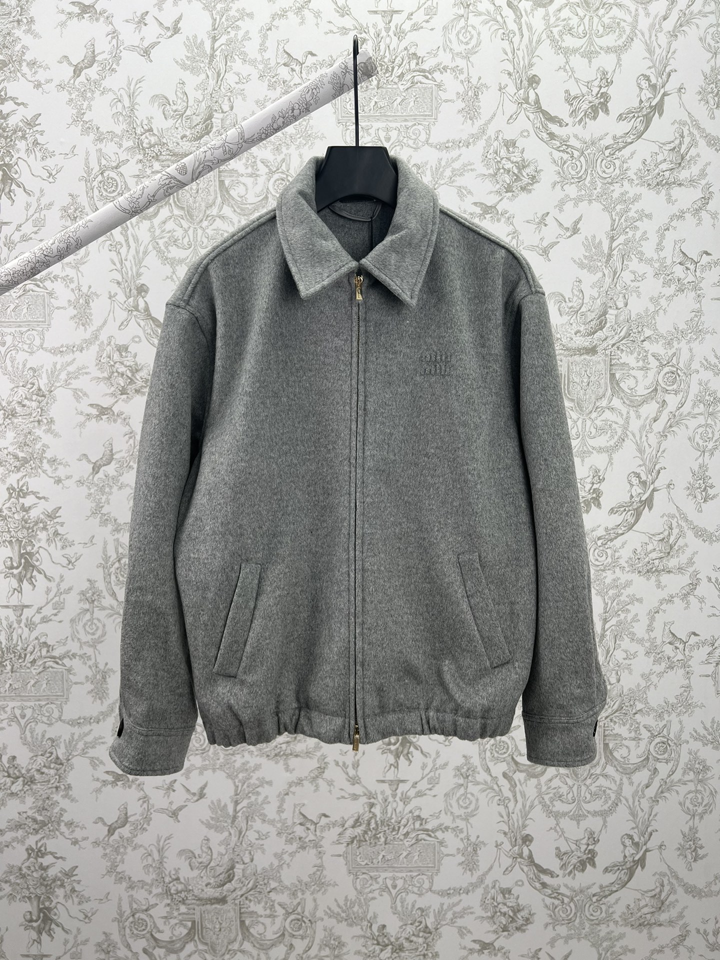 miumiu 25ss nueva chaqueta de cachemira de doble capa. Esta chaqueta de cachemira reversible combina un corte icónico y…