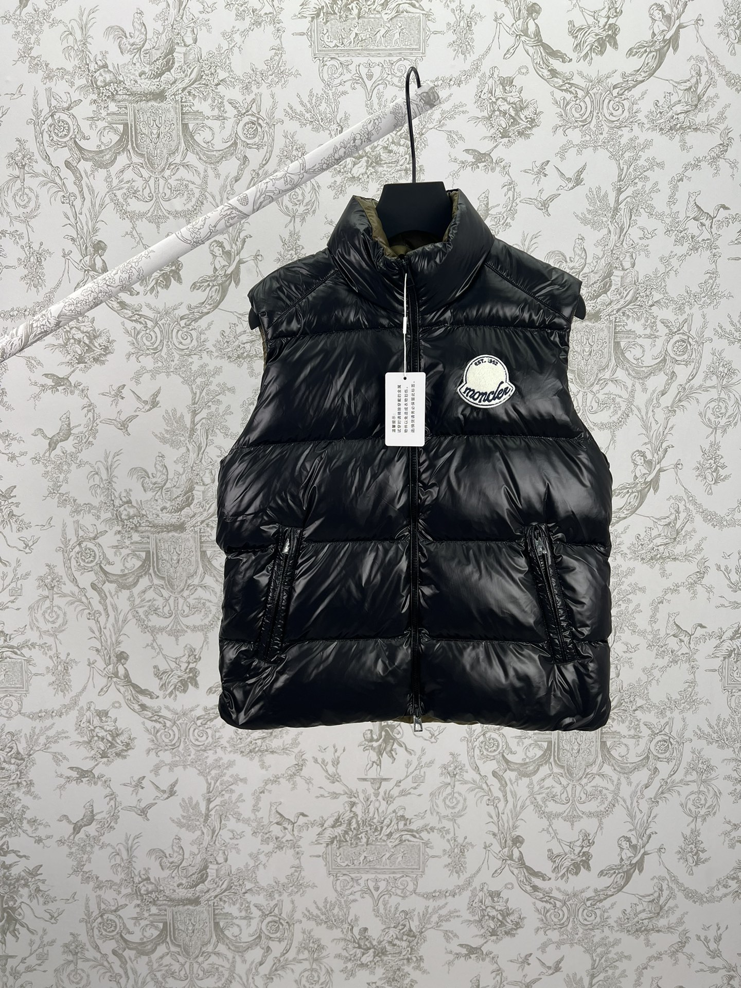 Moncler 25ss nueva chaqueta de plumón corta Tripiti, la chaqueta de plumón Tripiti está confeccionada con tela de nailo…