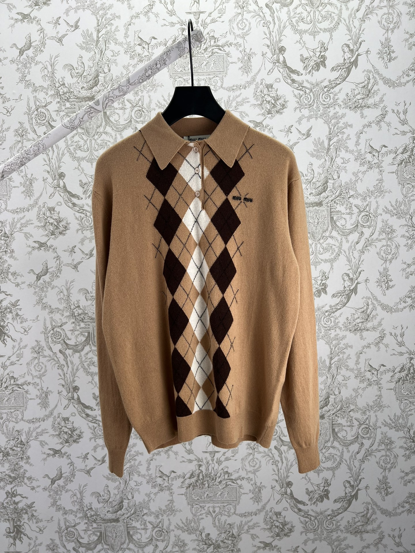 miumiu 25ss nuevo polo de cachemira. El patrón de rombos añade una elegancia juguetona a la artesanía fina de este suav…