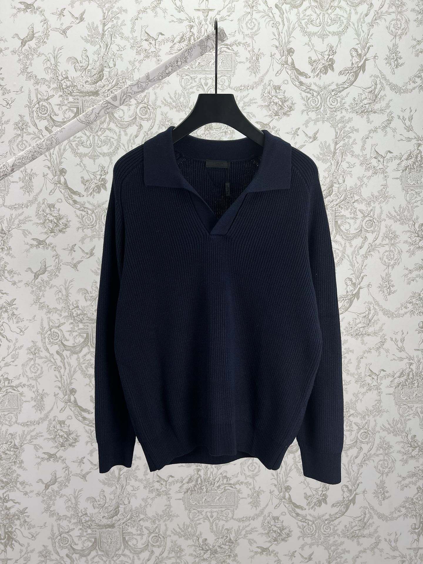 Prada 25ss nuevo suéter extragrande con cuello polo de cachemira. Este suéter con cuello tipo polo de punto acanalado d…