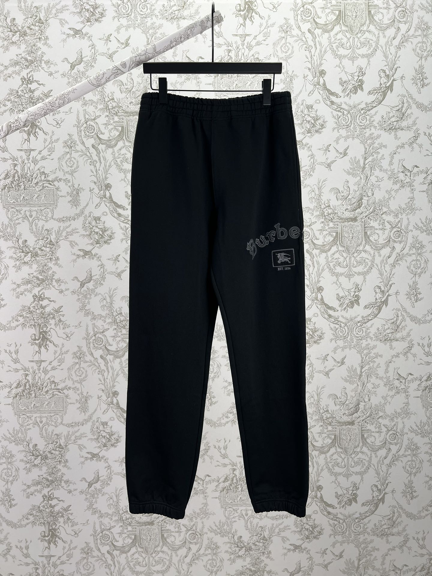 Los pantalones de jogging de algodón con el nuevo logo gótico de Burberry 25ss están confeccionados con una tela ligera…