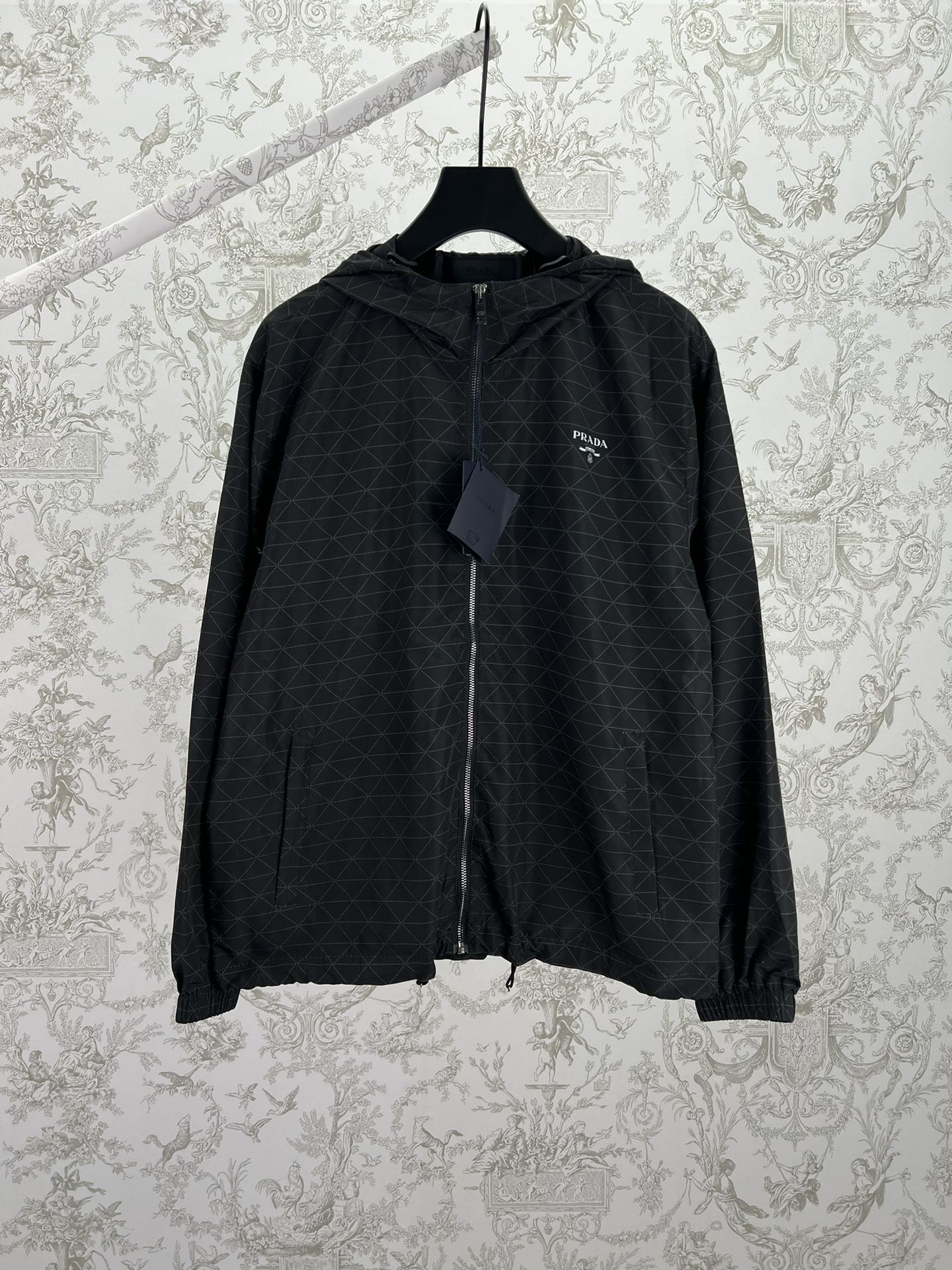 Nueva chaqueta de sarga con capucha Prada 25ss con letras icónicas de la marca impresas en el pecho, modelo para hombre…