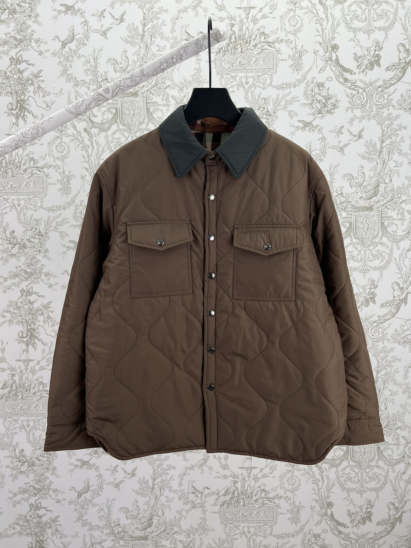 Burberry 25ss nueva chaqueta de algodón reversible de manga larga con botones ocultos y solapa a rayas marrón número de…