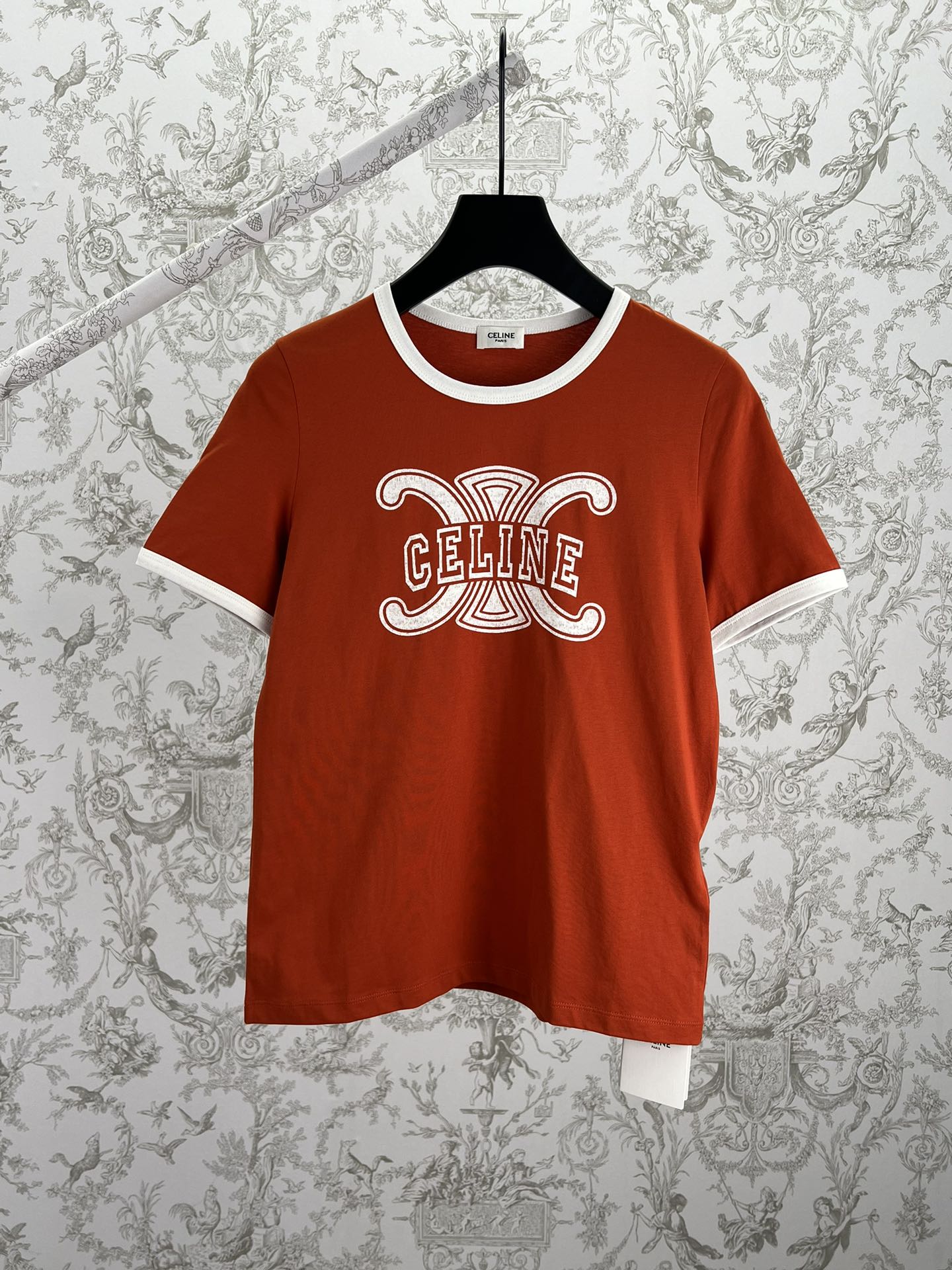 Celine 25ss camiseta de punto liso estilo años 70 con estampado CELINE PARIS TRIOMPHE, corte clásico, cuello redondo, r…