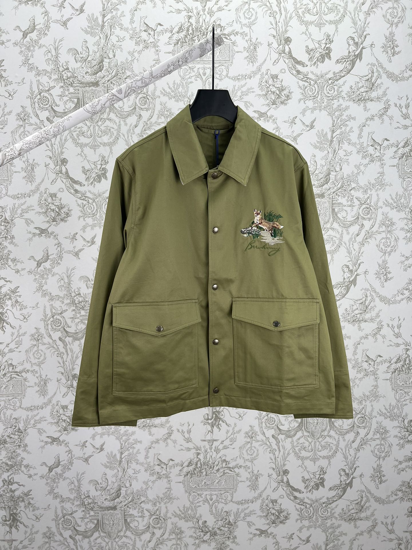 La nueva chaqueta de gabardina con estampado de zorro Burberry 25ss está confeccionada con tela de gabardina de algodón…