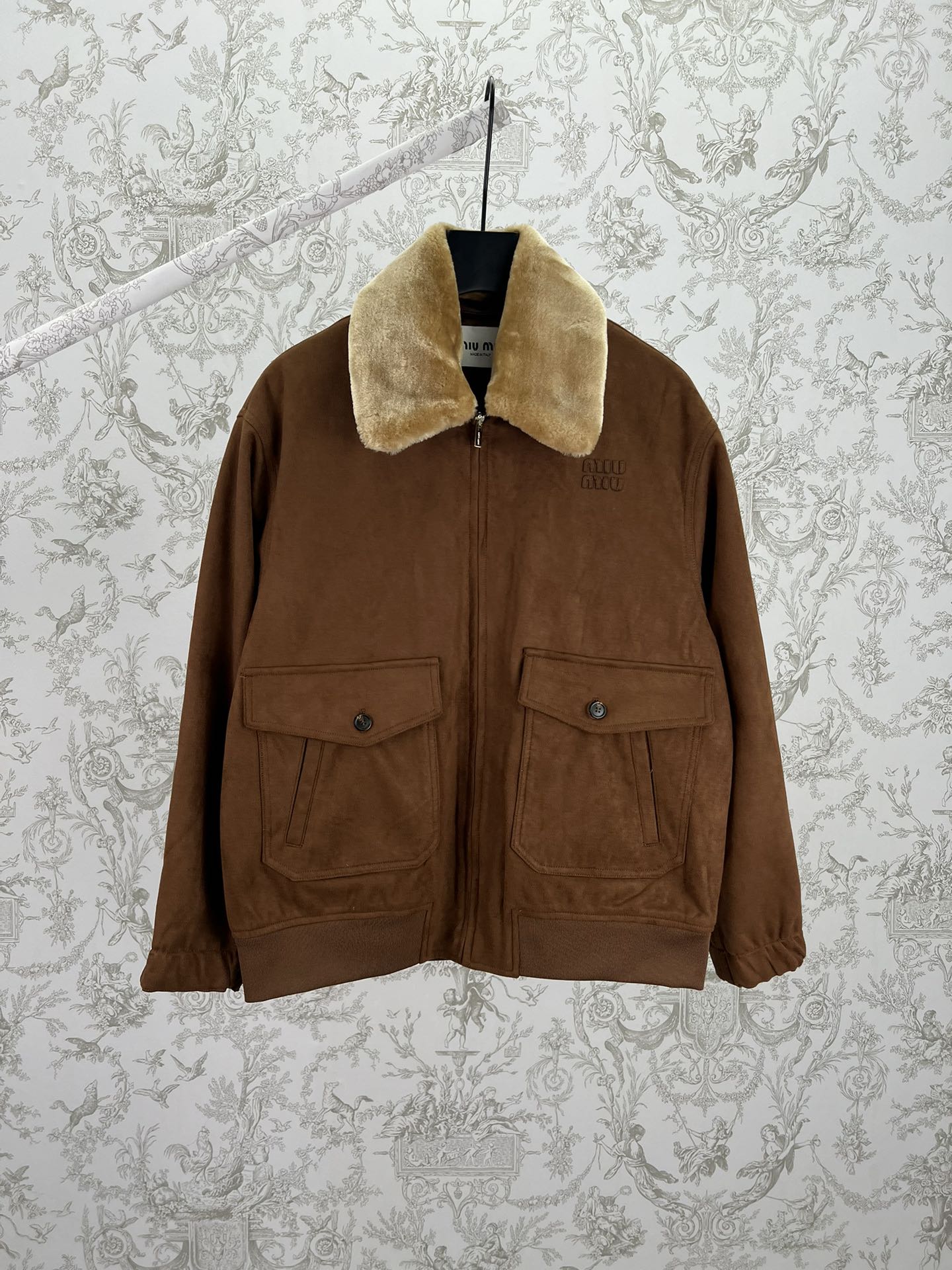 miumiu 25ss nueva chaqueta de lana teñida con cuello de piel de cordero. Esta chaqueta holgada logra un aspecto vintage…