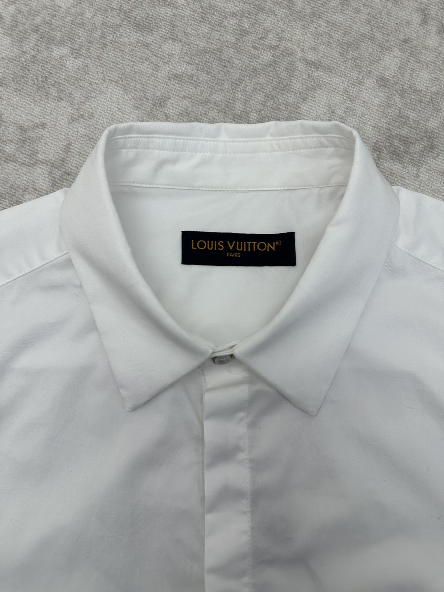 Louis Vuitton 驴家 25ss新款压纹口袋长袖衬衫这款长袖衬衫为各类造型注入 感 采用顺滑棉质府绸制成