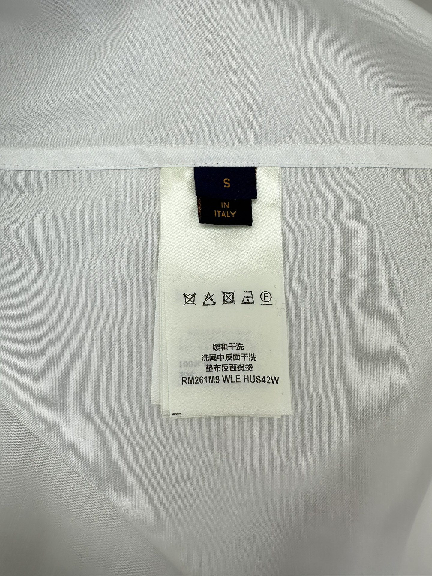 Louis Vuitton 驴家 25ss新款压纹口袋长袖衬衫这款长袖衬衫为各类造型注入 感 采用顺滑棉质府绸制成