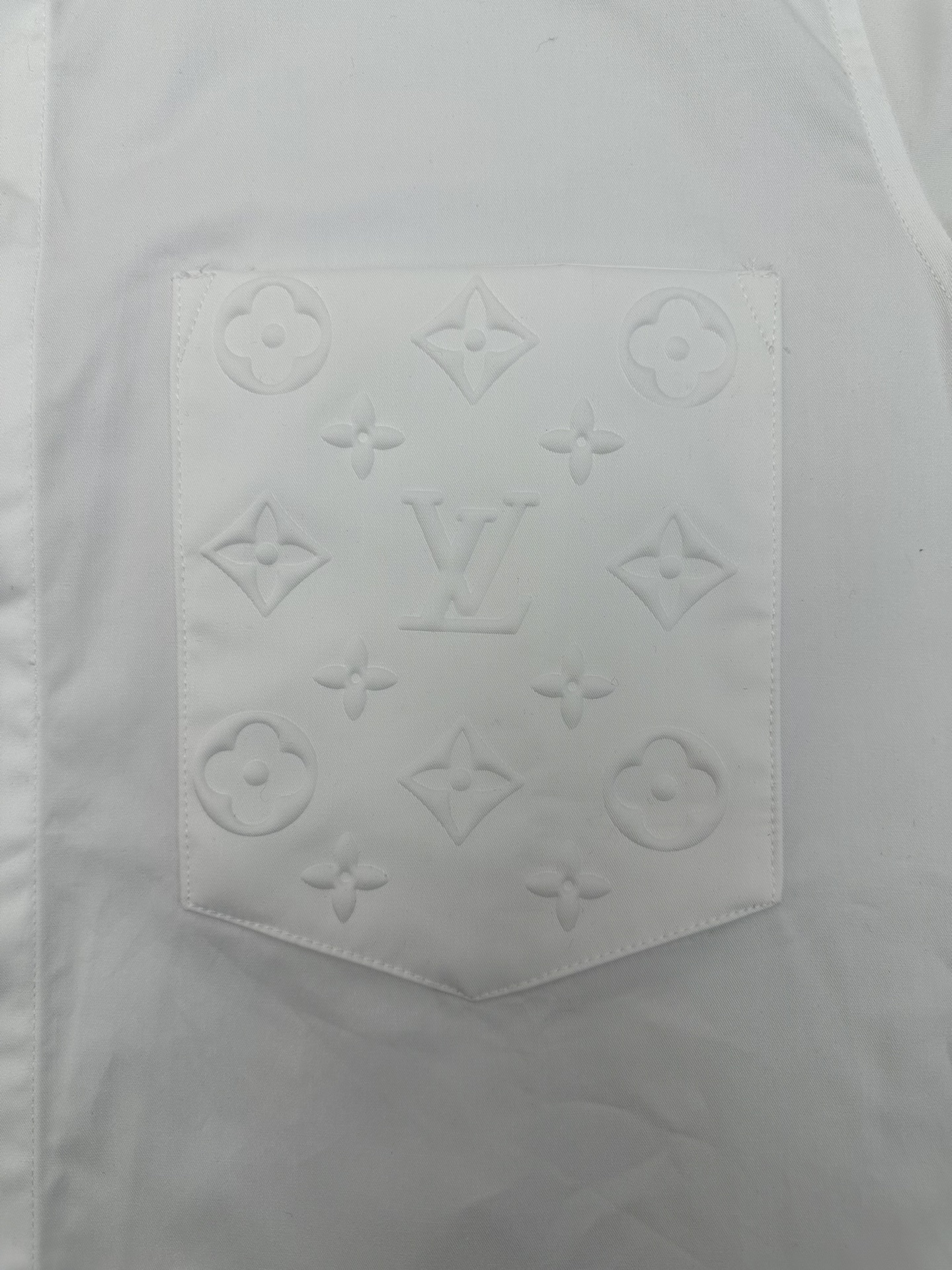 Louis Vuitton 驴家 25ss新款压纹口袋长袖衬衫这款长袖衬衫为各类造型注入 感 采用顺滑棉质府绸制成
