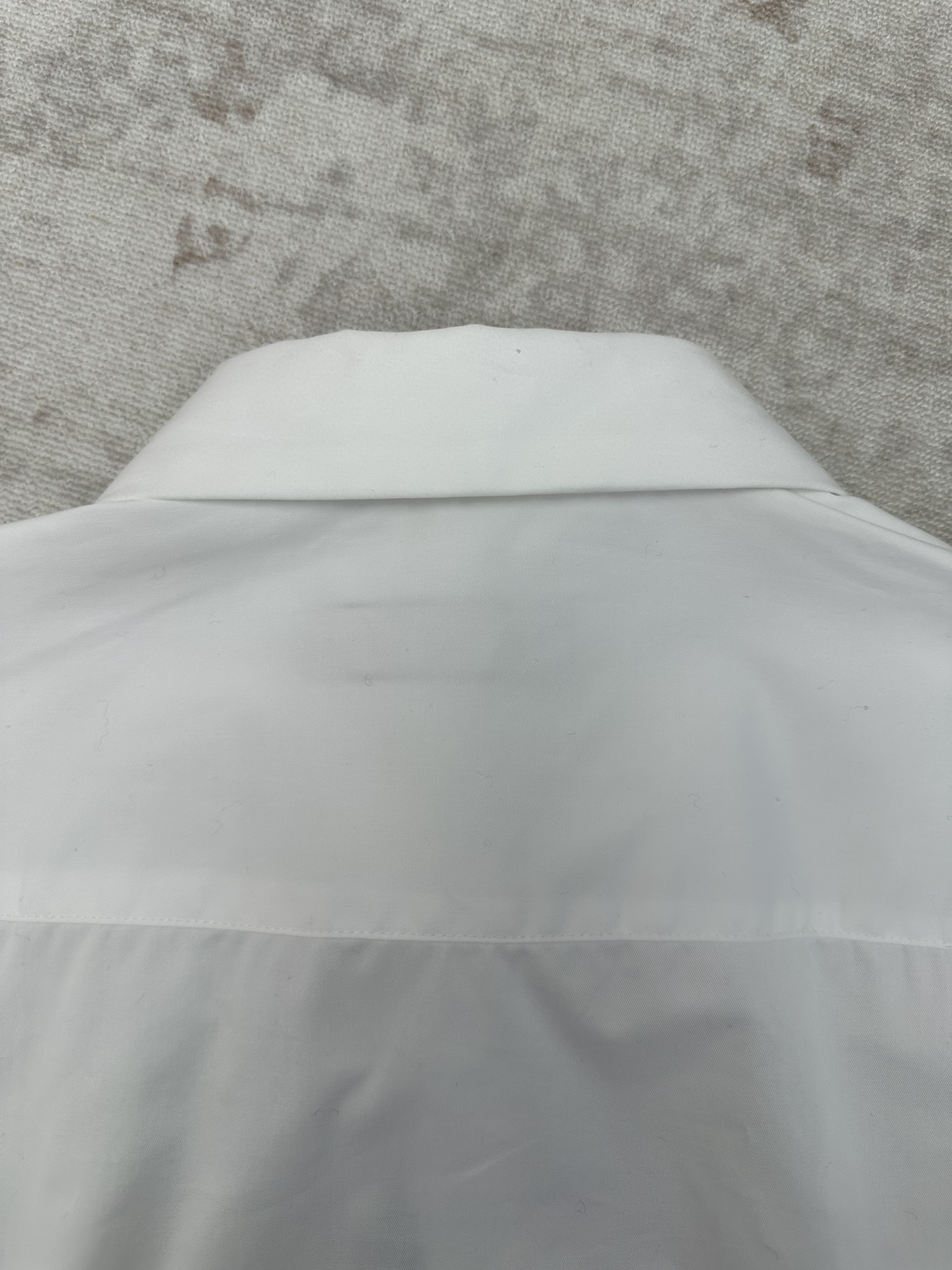 Louis Vuitton 驴家 25ss新款压纹口袋长袖衬衫这款长袖衬衫为各类造型注入 感 采用顺滑棉质府绸制成
