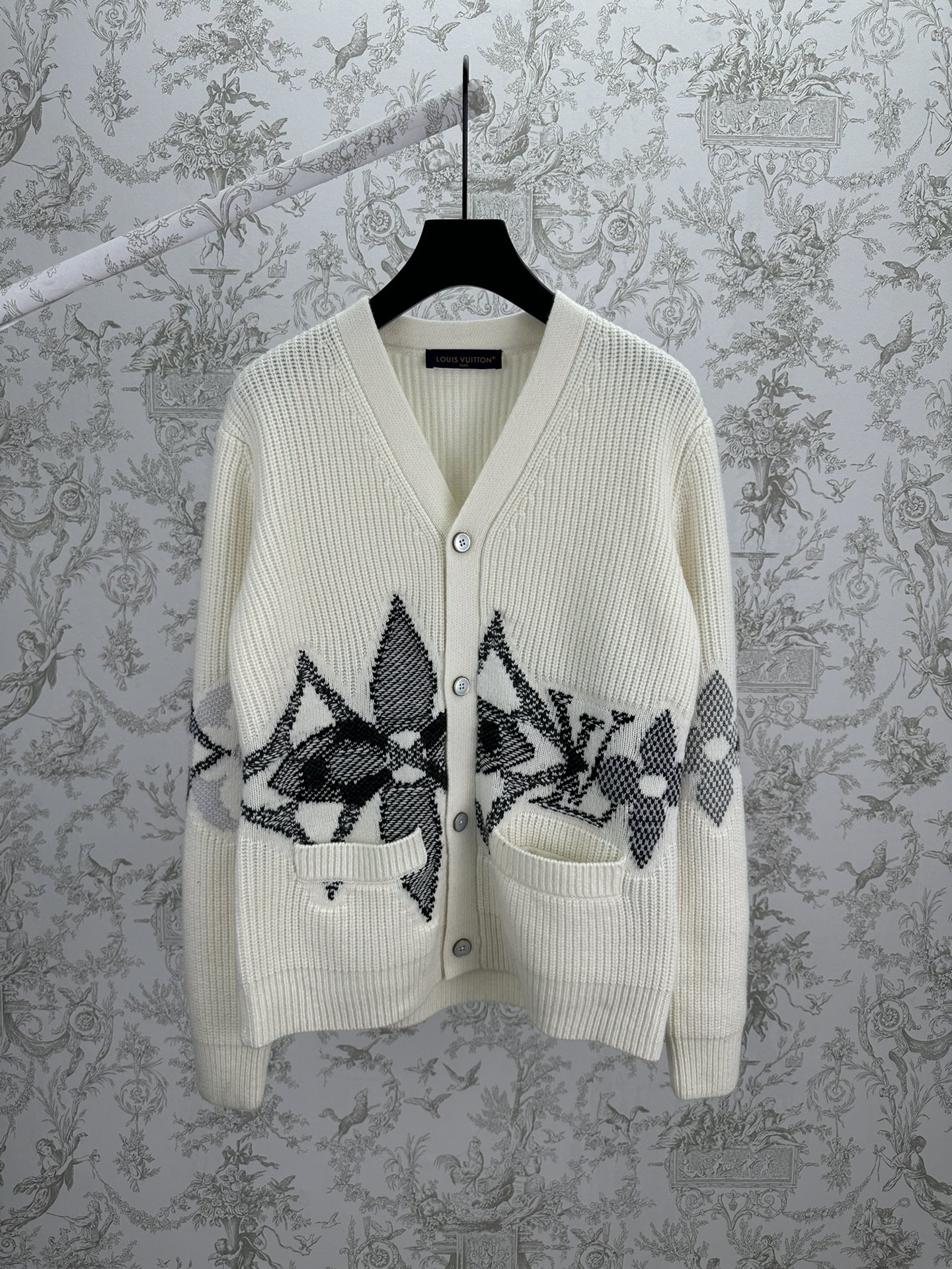P395 Lujia 25ss cárdigan de punto nuevo. Este cárdigan de lana de oveja está adornado con llamativos diseños de logotip…