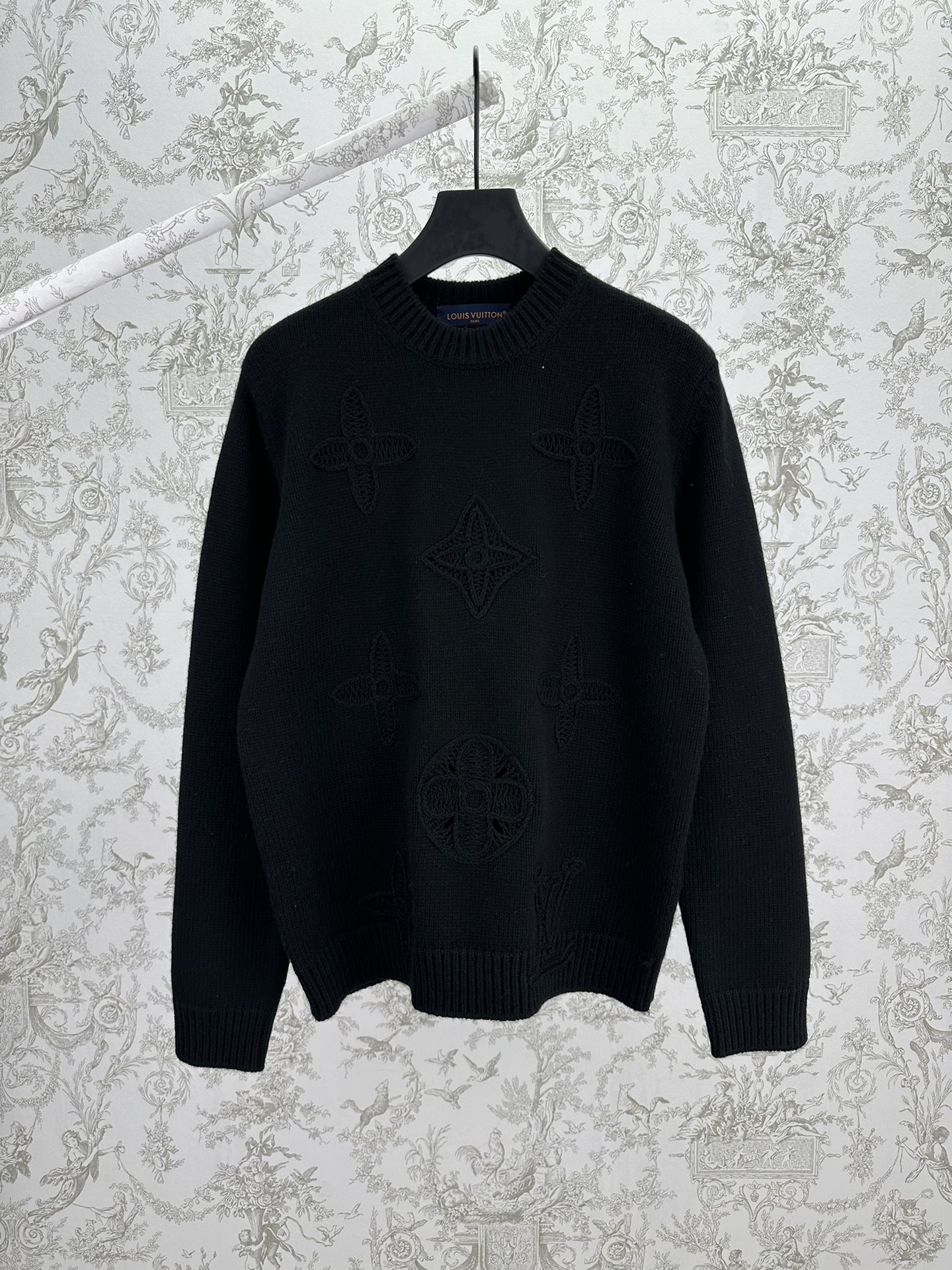 P445 Lujia 25ss suéter de cuello redondo de punto de nuevo estilo con detalles decorativos. Este jersey de cuello redon…