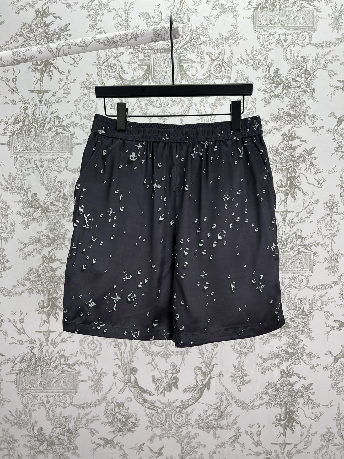 P175 Lujia 25ss nuevo short MONOGRAM de seda morera. Estos pantalones cortos oscuros están confeccionados con tela de s…