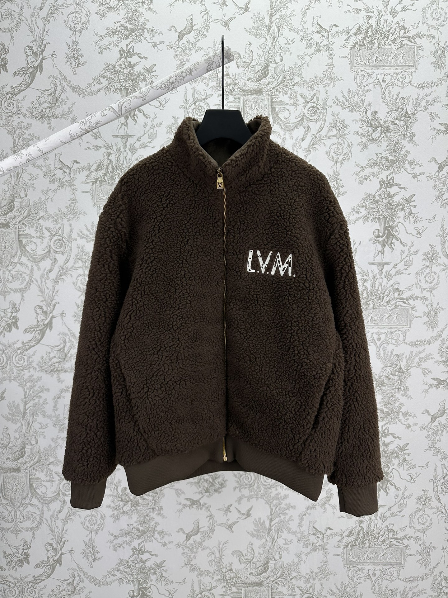 P280 Lujia 25ss nueva chaqueta de ante con cremallera y cinturón. Esta cómoda chaqueta de ante con cinturón es un abrig…
