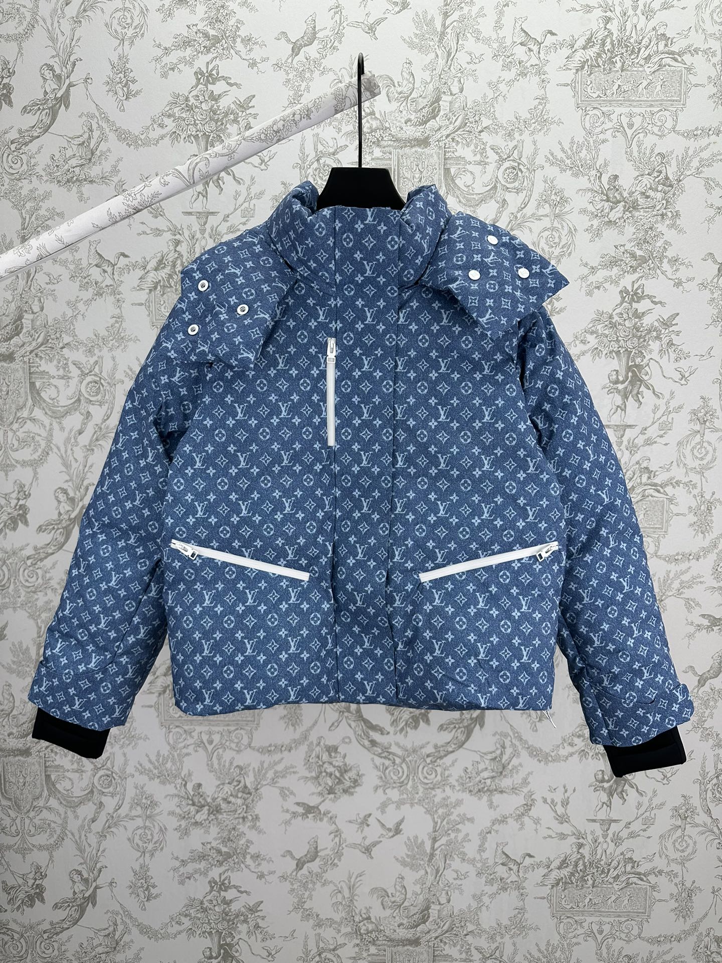 P650 Lujia 25ss nueva chaqueta de esquí MONOGRAM con efecto denim. Esta chaqueta de esquí está confeccionada con tejido…