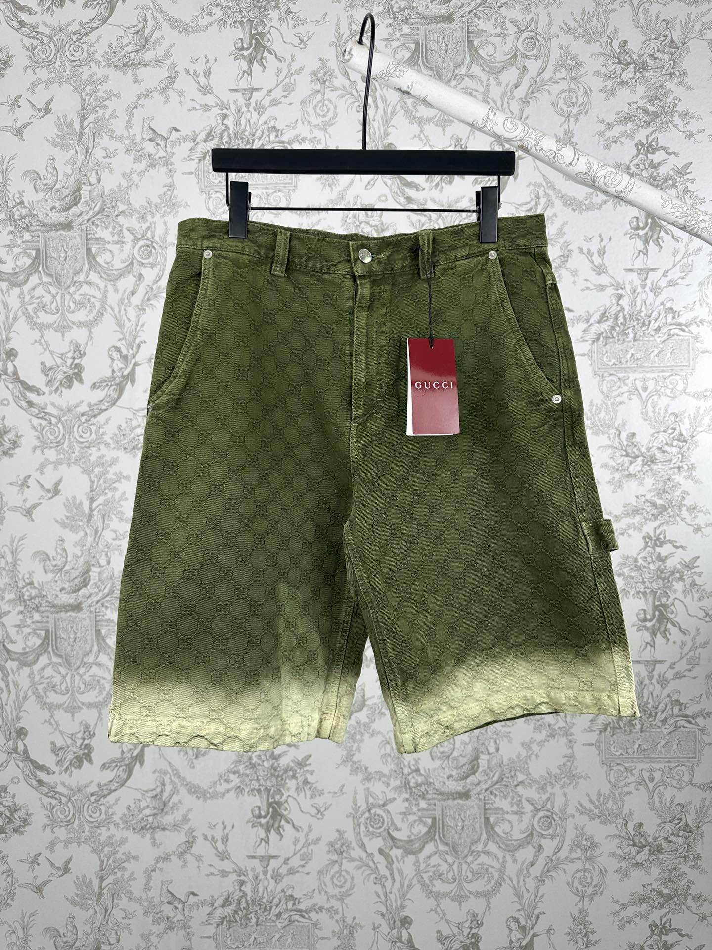 NO:744583,G's 2026ss spring and summer new straight embossed casual shorts... Customized washed jacquard fabric, branded double logo jacquard all over, light gray washed embellishment at the hem, patch pocket decoration, button opening and closing placket, original lettering hardware accessories, size S. M.L. XL,,gucci,shorts,19860909G家 2026ss春夏新款直筒压花休闲短裤…… 订制洗水提花面料,满身品牌双glogo 提花,下摆浅灰色洗水点缀 贴布口袋装饰 纽扣开合门襟 原版刻字五金辅料 尺码S. M .L. XL,,gucci,shorts,,Men's clothing