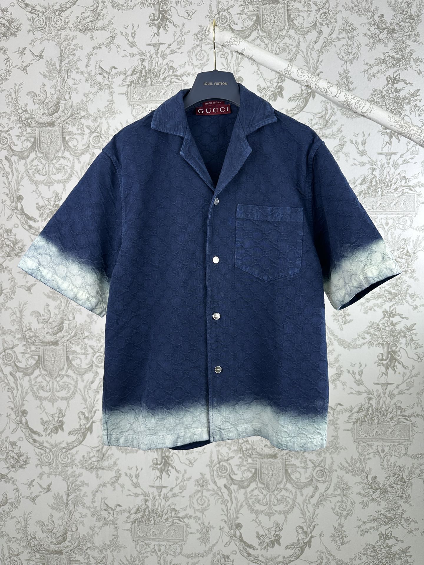 NO:744587,G's 26sss spring and summer new style lapel short-sleeved casual suit, customized washed jacquard fabric, full-body brand double logo jacquard, light gray washed embellishment on the hem, patch pocket decoration, button opening and closing placket, original lettering hardware accessories, size S.M.L.XL,,gucci,T-shirt,19860909G家26sss春夏新款翻领短袖休闲套装,订制洗水提花面料,满身品牌双glogo 提花 下摆浅灰色洗水点缀,贴布口袋装饰 纽扣开合门襟 原版刻字五金辅料 尺码S .M .L .XL,,gucci,T-shirt,,Men's clothing