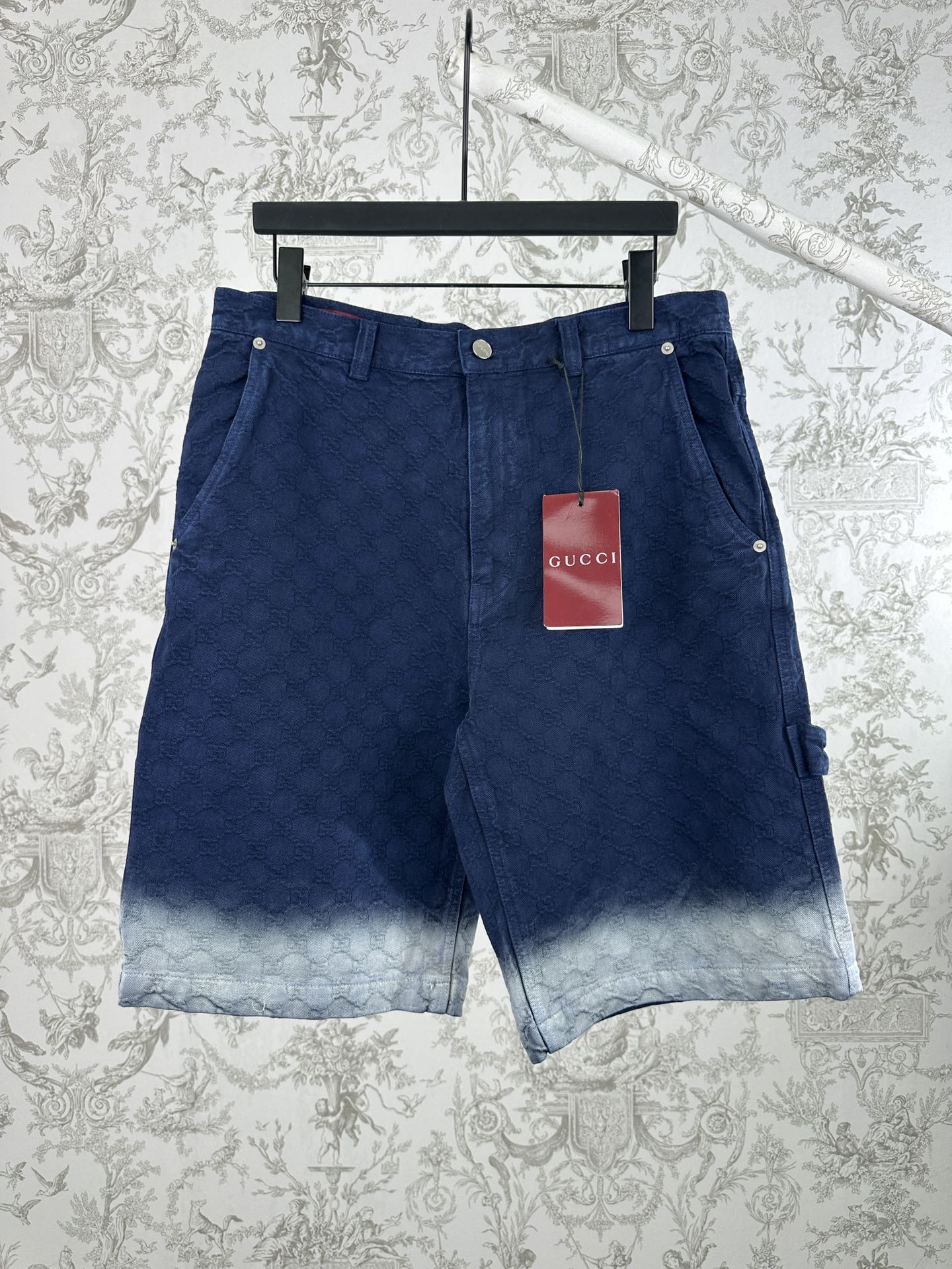 NO:744592,G family 2026ss spring and summer new style straight embossed casual shorts, custom washed jacquard fabric, brand double glogo jacquard all over, light gray washed embellishment at the hem, patch pocket decoration, button opening and closing placket, original lettering hardware accessories, size S. M.L. XL,,gucci,shorts,19860909G家 2026ss春夏新款直筒压花休闲短裤,订制洗水提花面料,满身品牌双glogo 提花,下摆浅灰色洗水点缀 贴布口袋装饰 纽扣开合门襟 原版刻字五金辅料 尺码S. M .L. XL,,gucci,shorts,,Men's clothing