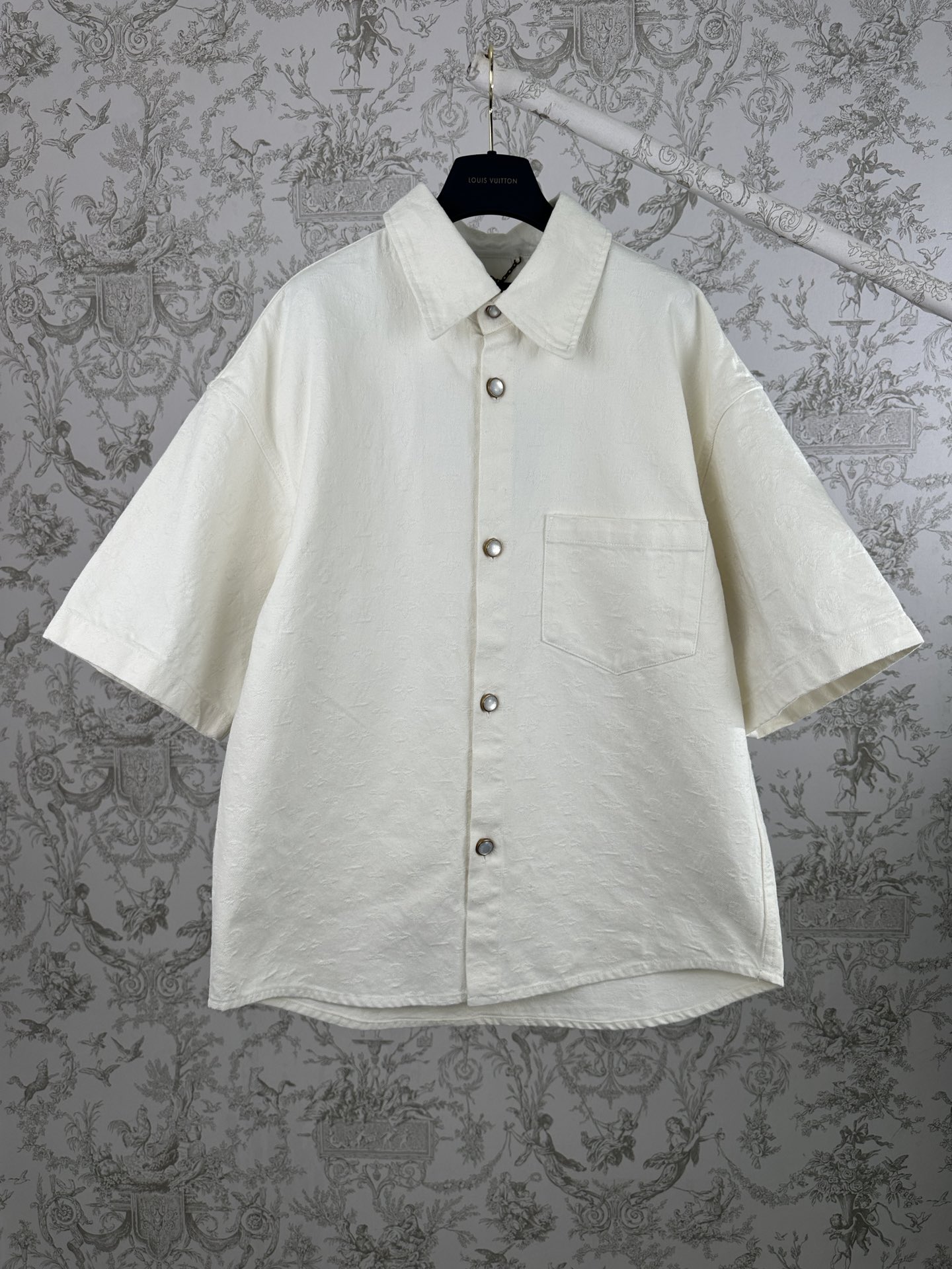 NO:744598,Lujia 26ss spring and summer new style white jacquard denim short-sleeved size S.M.L.XL,,louis vuitton,louis vuitton,T-shirt,19860909驴家 26ss 春夏新款 白色提花牛仔短袖 尺码S .M. L. XL,,louis vuitton,louis vuitton,T-shirt,,Men's clothing