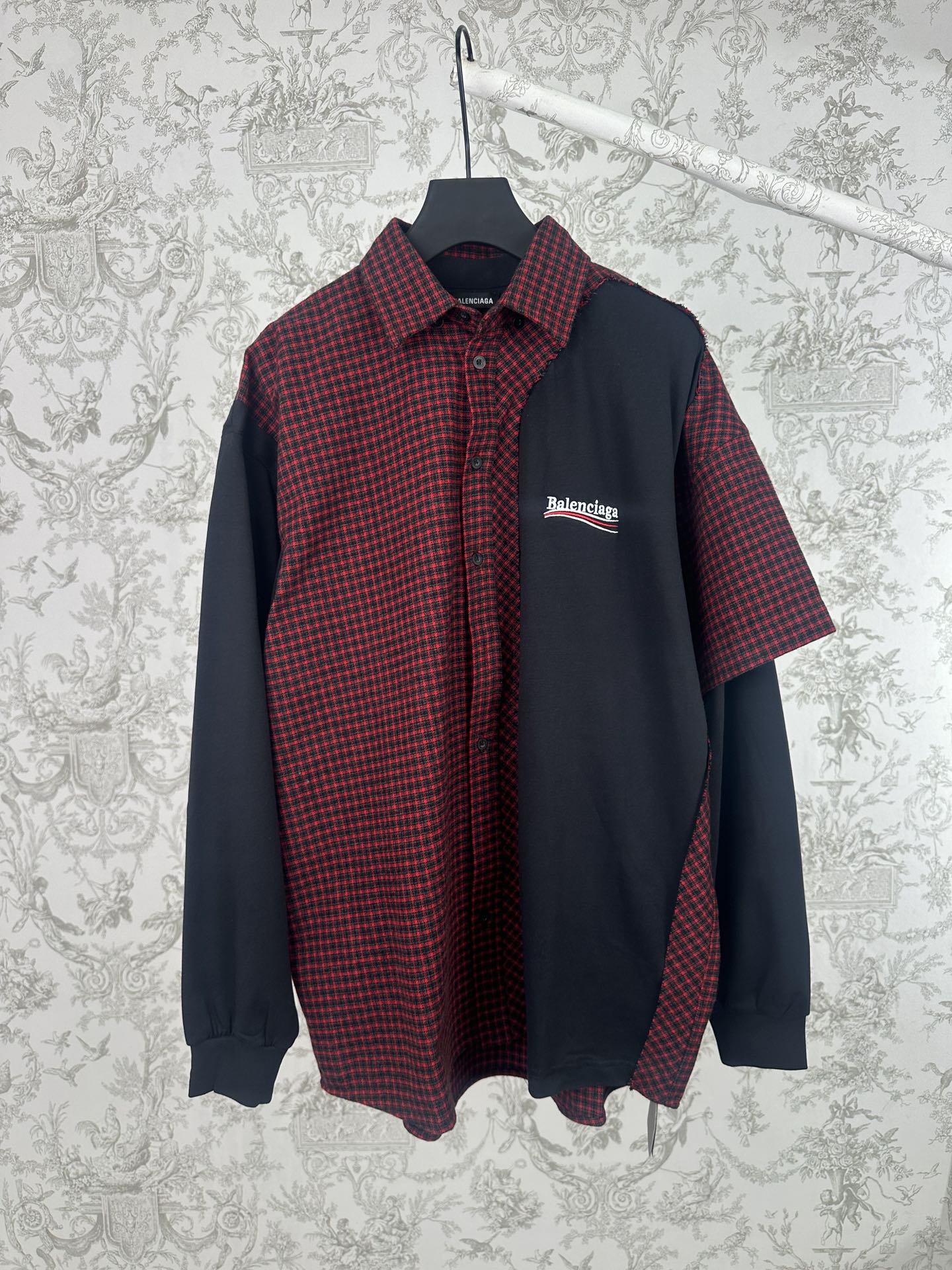 NO:744610,Balenciaga 26ss fake two-piece red and black plaid patchwork shirt, size S .M .L .XL,,balenciaga,shirts,19860909巴黎世家 26ss 假两件红黑格纹拼接衬衫 尺码S .M .L .XL,,balenciaga,shirts,,Men's clothing