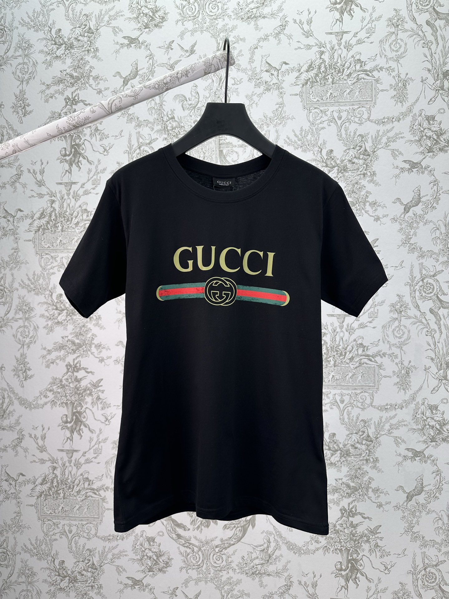 Gucci G家 隆重推出2026春夏系列 这款款式灵感源自La Famiglia的“书呆子”风格