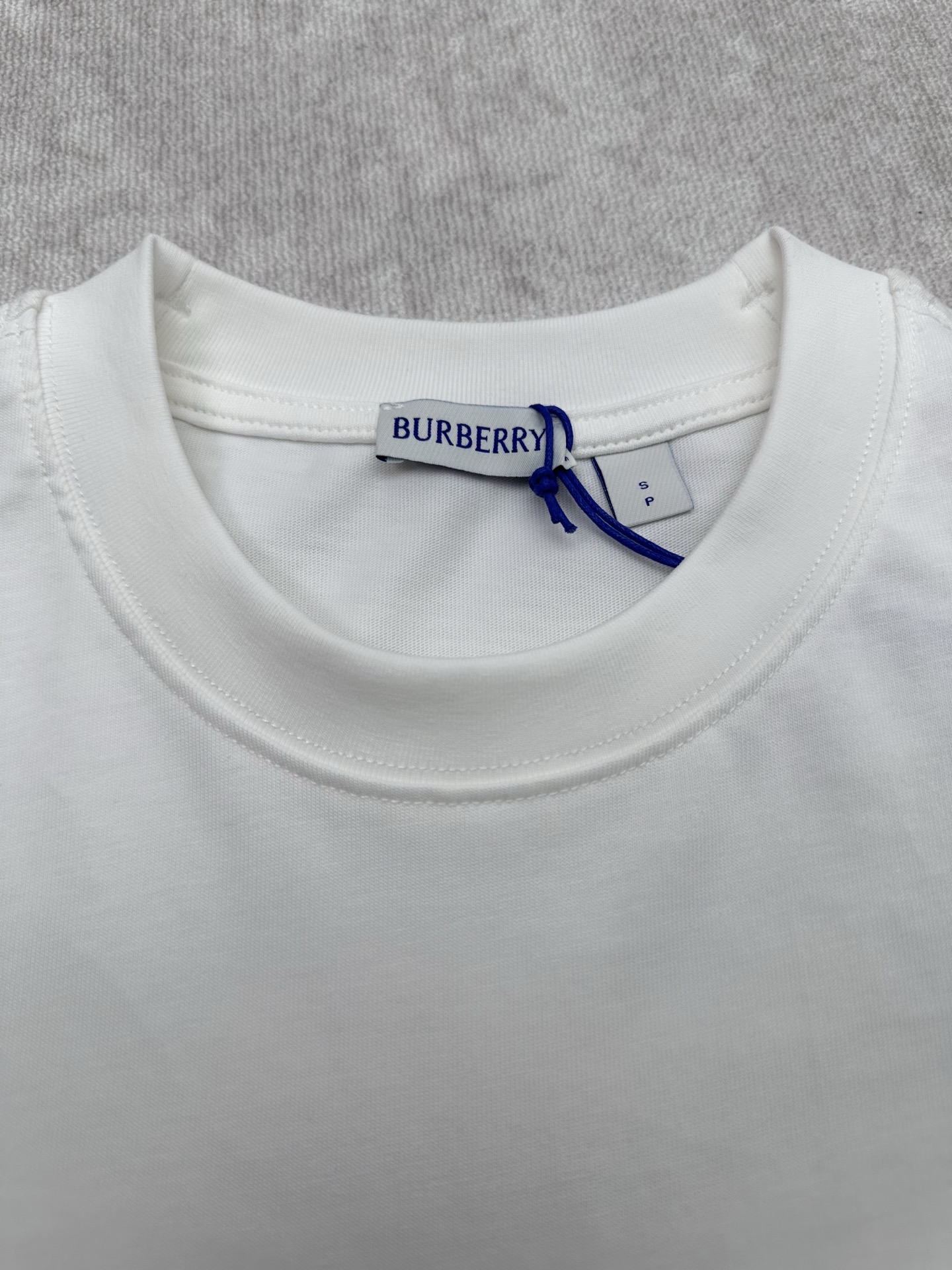 Burberry 巴宝莉 26新款T 恤衫 选用轻盈平织棉面料打造