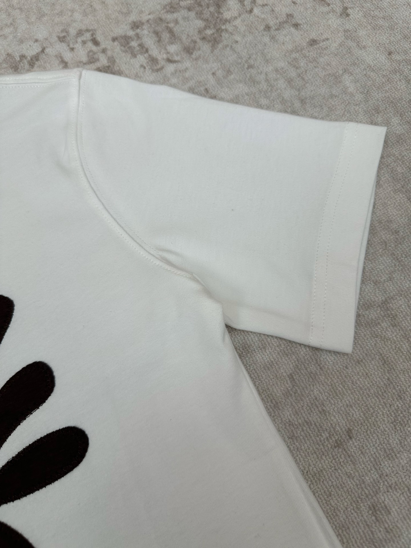 Burberry 巴宝莉 26ss 新款T恤衫 选用轻盈平织棉面料打造