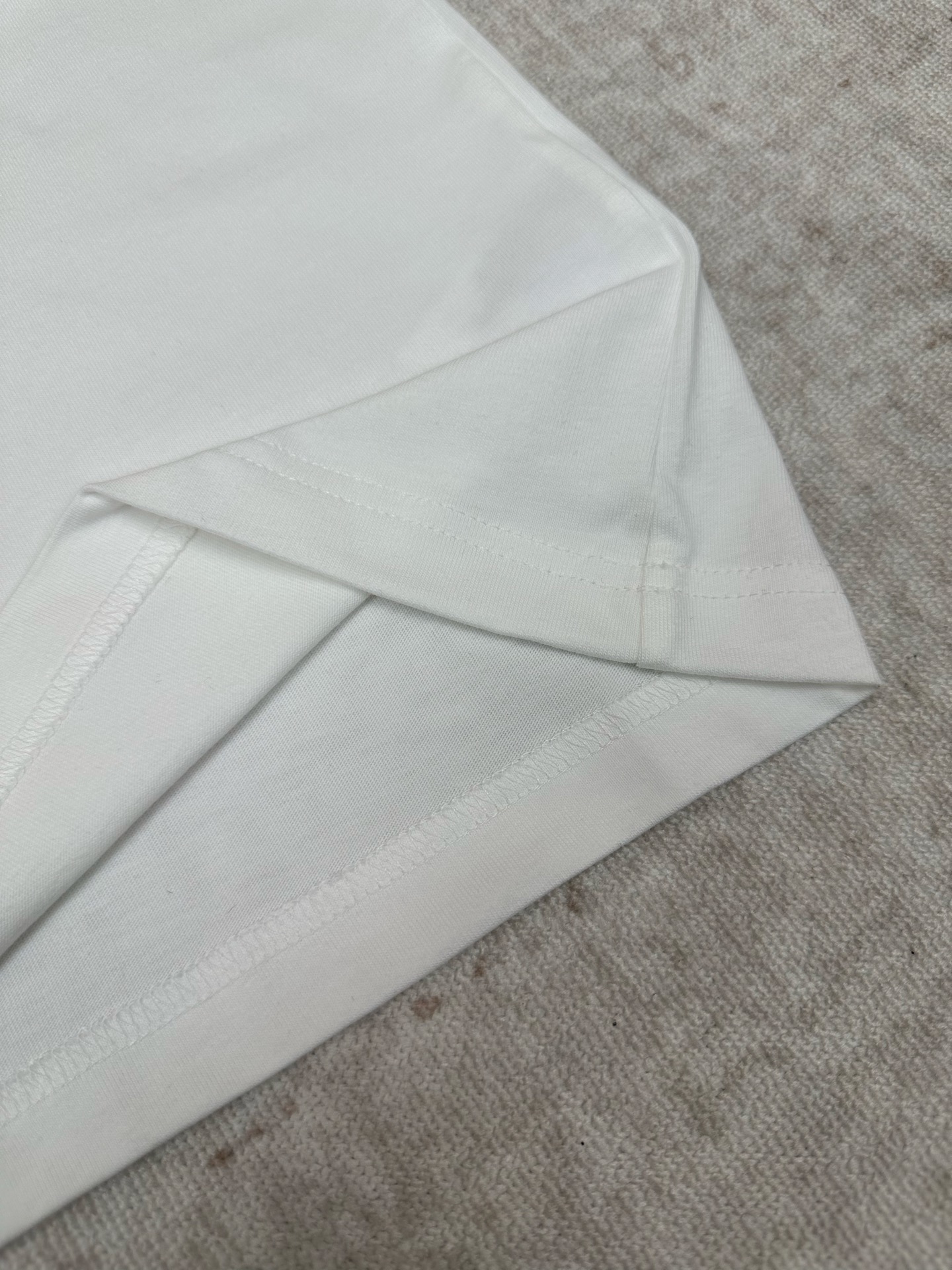 Burberry 巴宝莉 26ss 新款T恤衫 选用轻盈平织棉面料打造