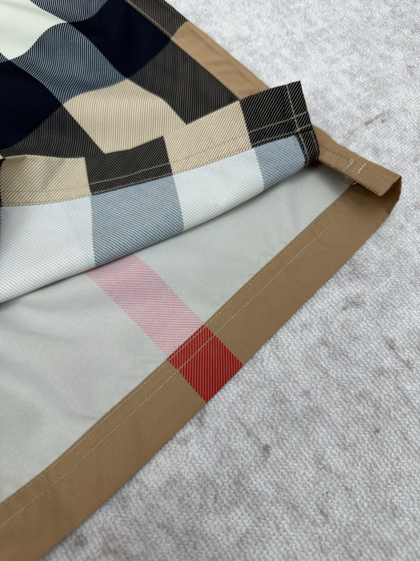 Burberry 巴宝莉 26ss新款抽绳式游泳裤，装饰精纺 Burberry 格纹。呈现休闲版型，搭配网眼内衬
