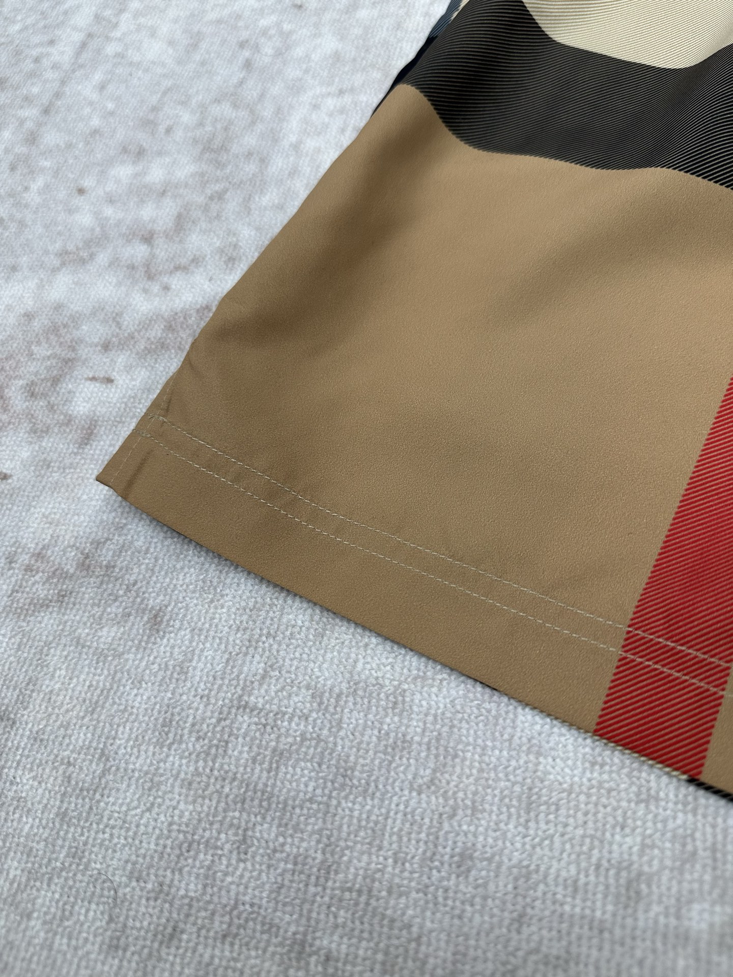 Burberry 巴宝莉 26ss新款抽绳式游泳裤，装饰精纺 Burberry 格纹。呈现休闲版型，搭配网眼内衬