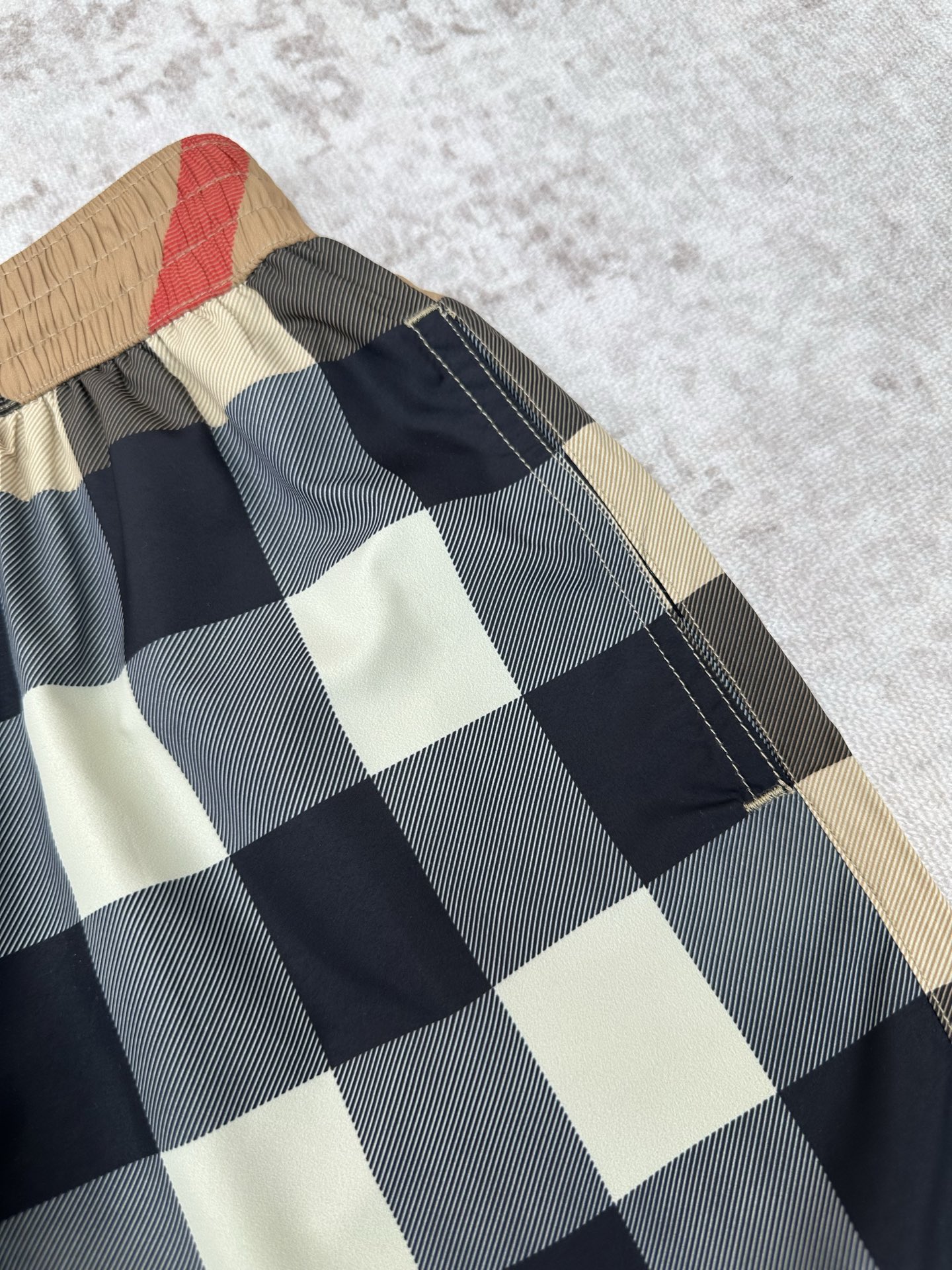Burberry 巴宝莉 26ss新款抽绳式游泳裤，装饰精纺 Burberry 格纹。呈现休闲版型，搭配网眼内衬