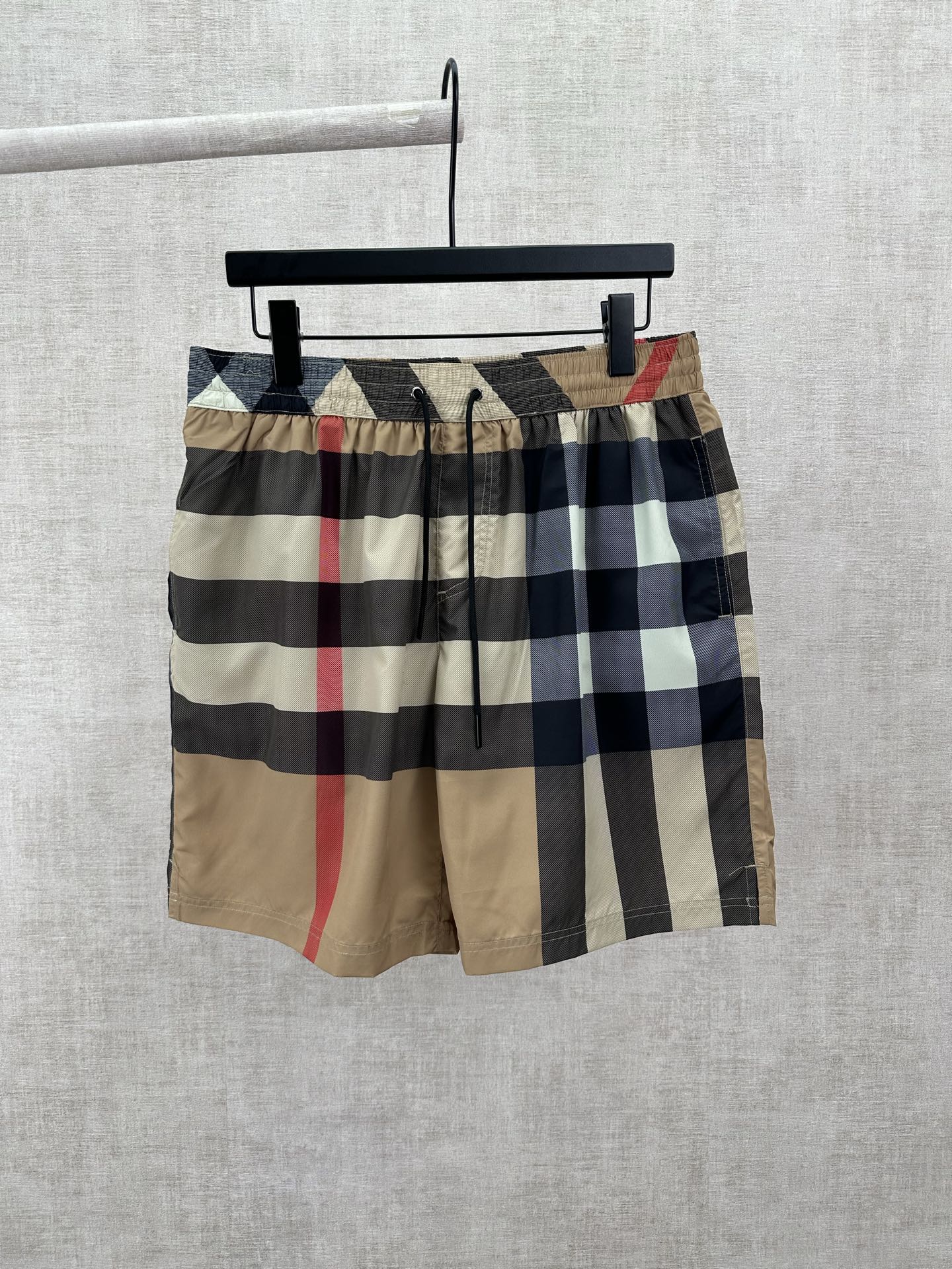 Burberry 巴宝莉 26ss新款抽绳式游泳裤，装饰精纺 Burberry 格纹。呈现休闲版型，搭配网眼内衬