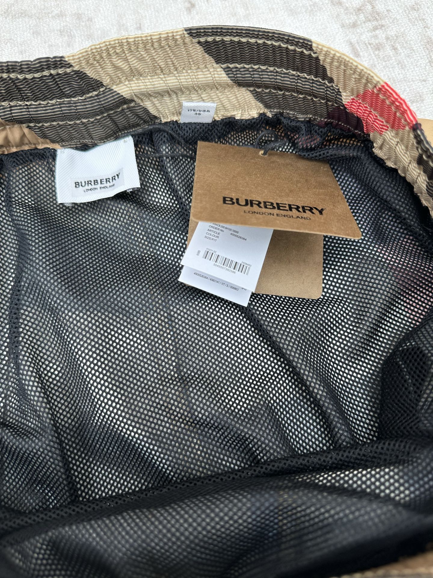 Burberry 巴宝莉 26ss新款抽绳式游泳裤，装饰精纺 Burberry 格纹。呈现休闲版型，搭配网眼内衬