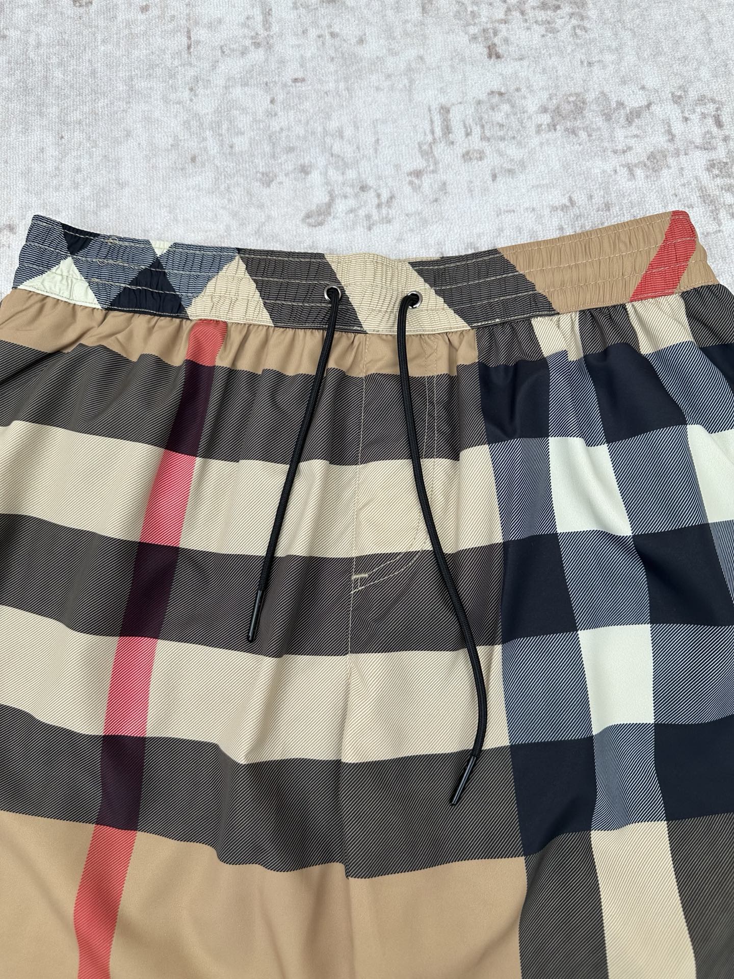 Burberry 巴宝莉 26ss新款抽绳式游泳裤，装饰精纺 Burberry 格纹。呈现休闲版型，搭配网眼内衬