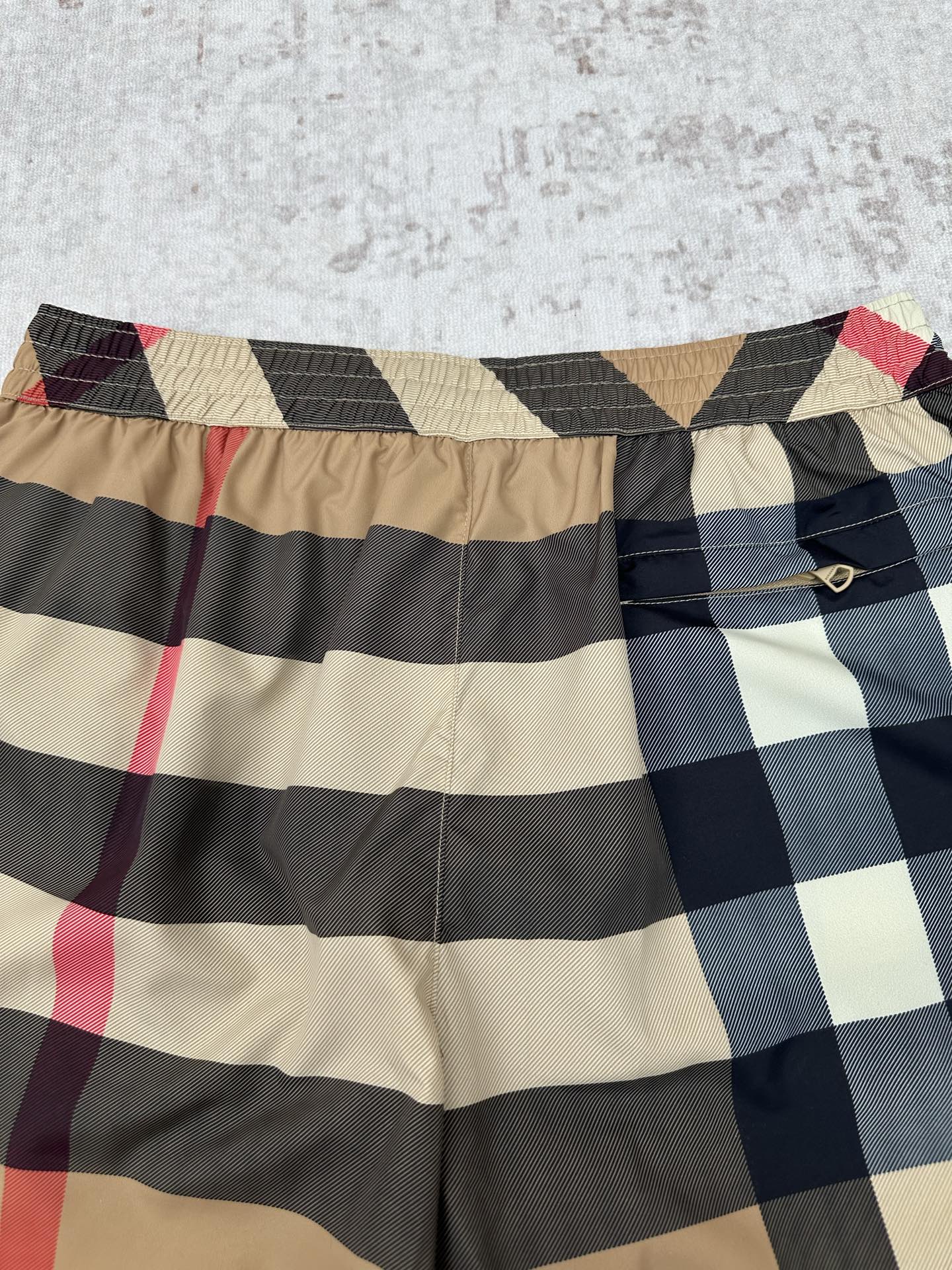 Burberry 巴宝莉 26ss新款抽绳式游泳裤，装饰精纺 Burberry 格纹。呈现休闲版型，搭配网眼内衬