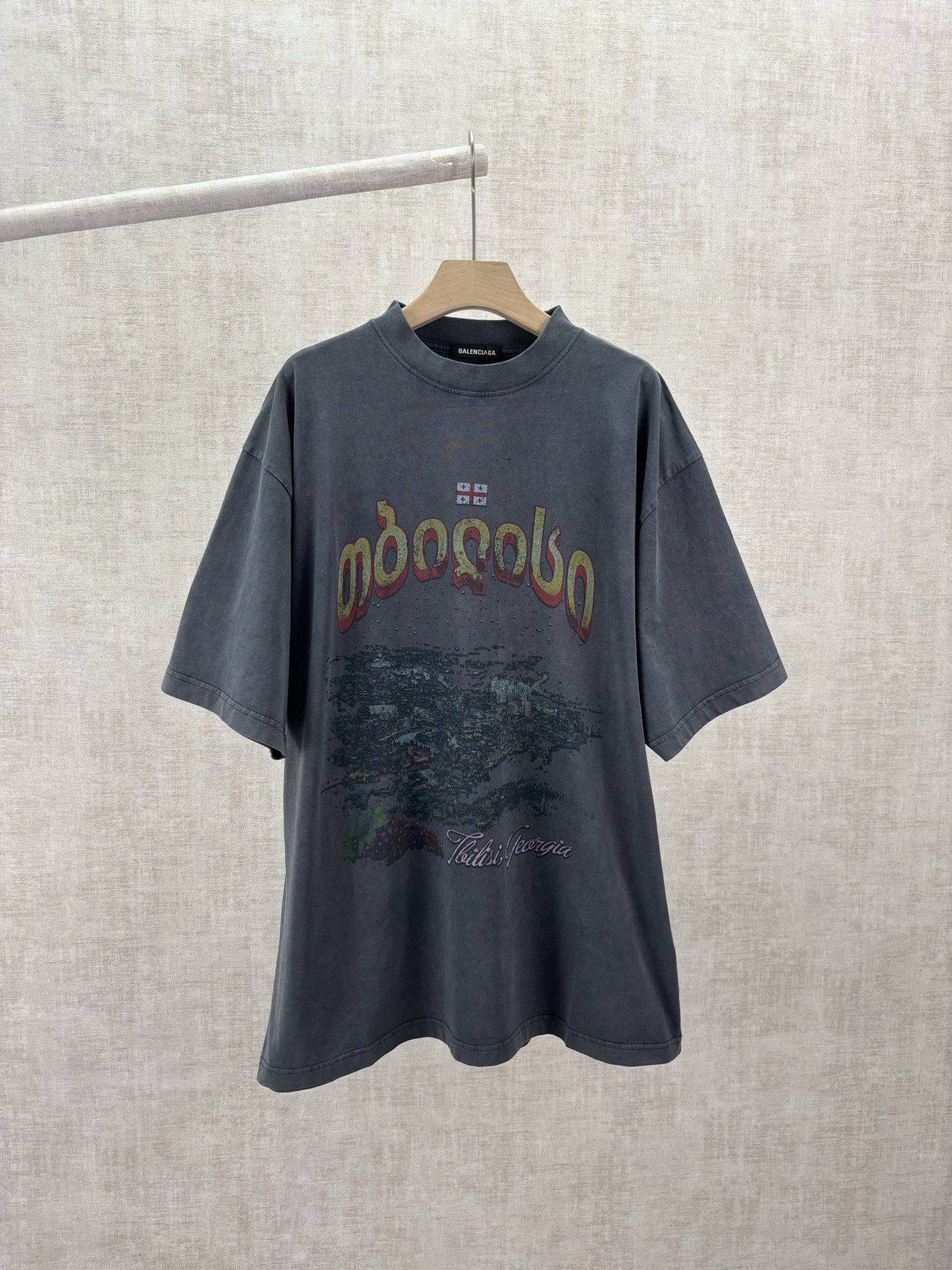 P90 París 26ss nueva camiseta de manga corta con cuello redondo y estampado de logo de letras desgastadas. Tallas: S. M…