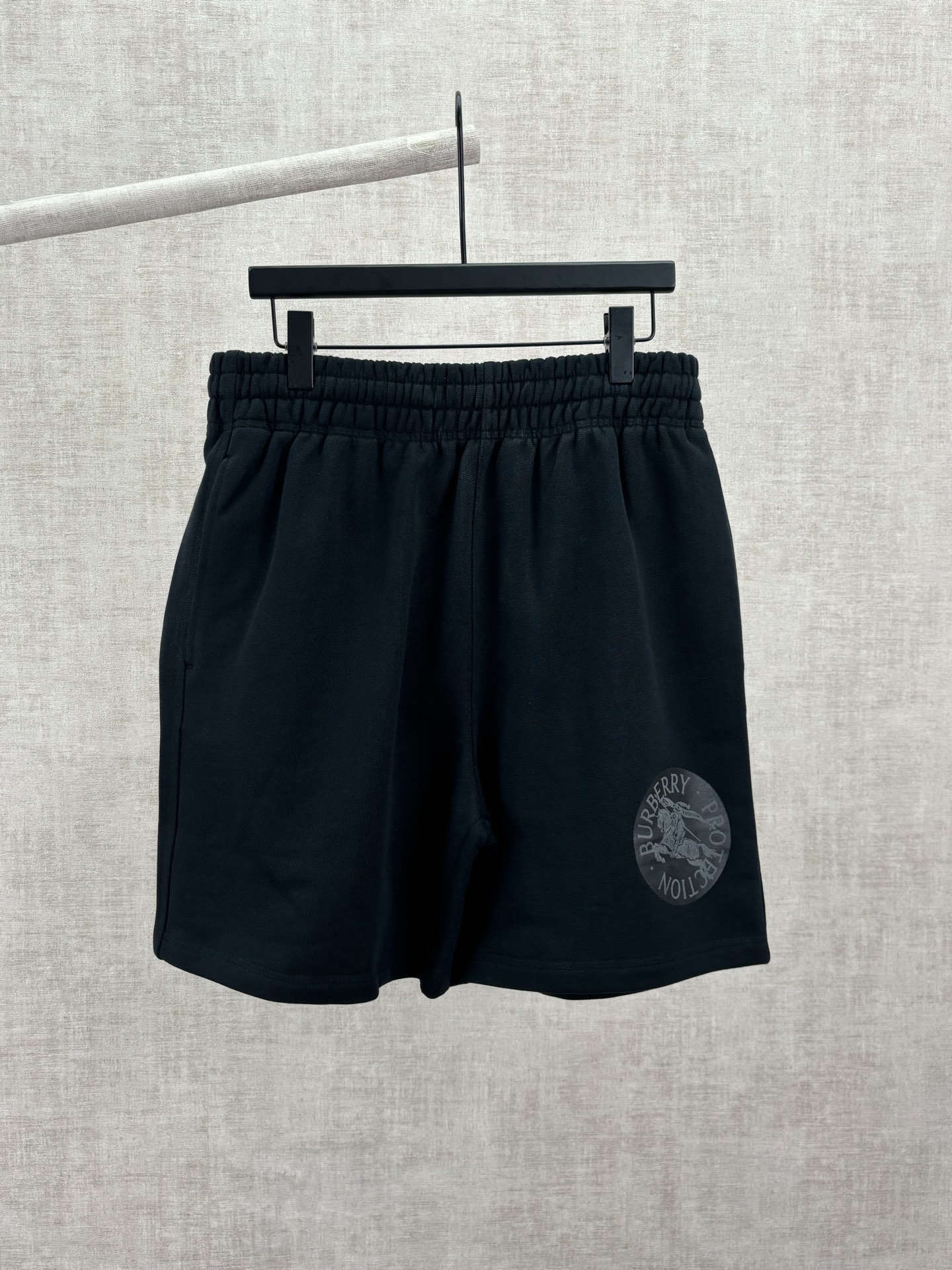 Burberry 巴宝莉 26ss 新款短裤 选用轻盈翻面绒棉质面料打造
