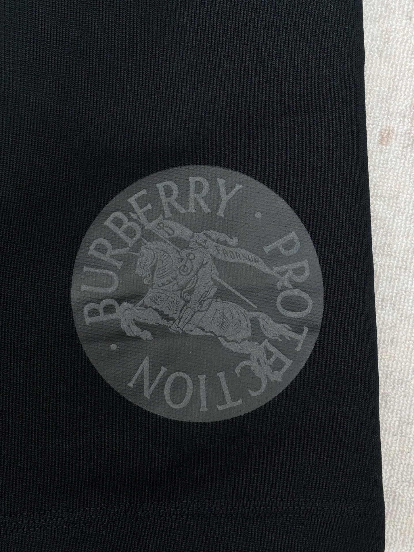 Burberry 巴宝莉 26ss 新款短裤 选用轻盈翻面绒棉质面料打造