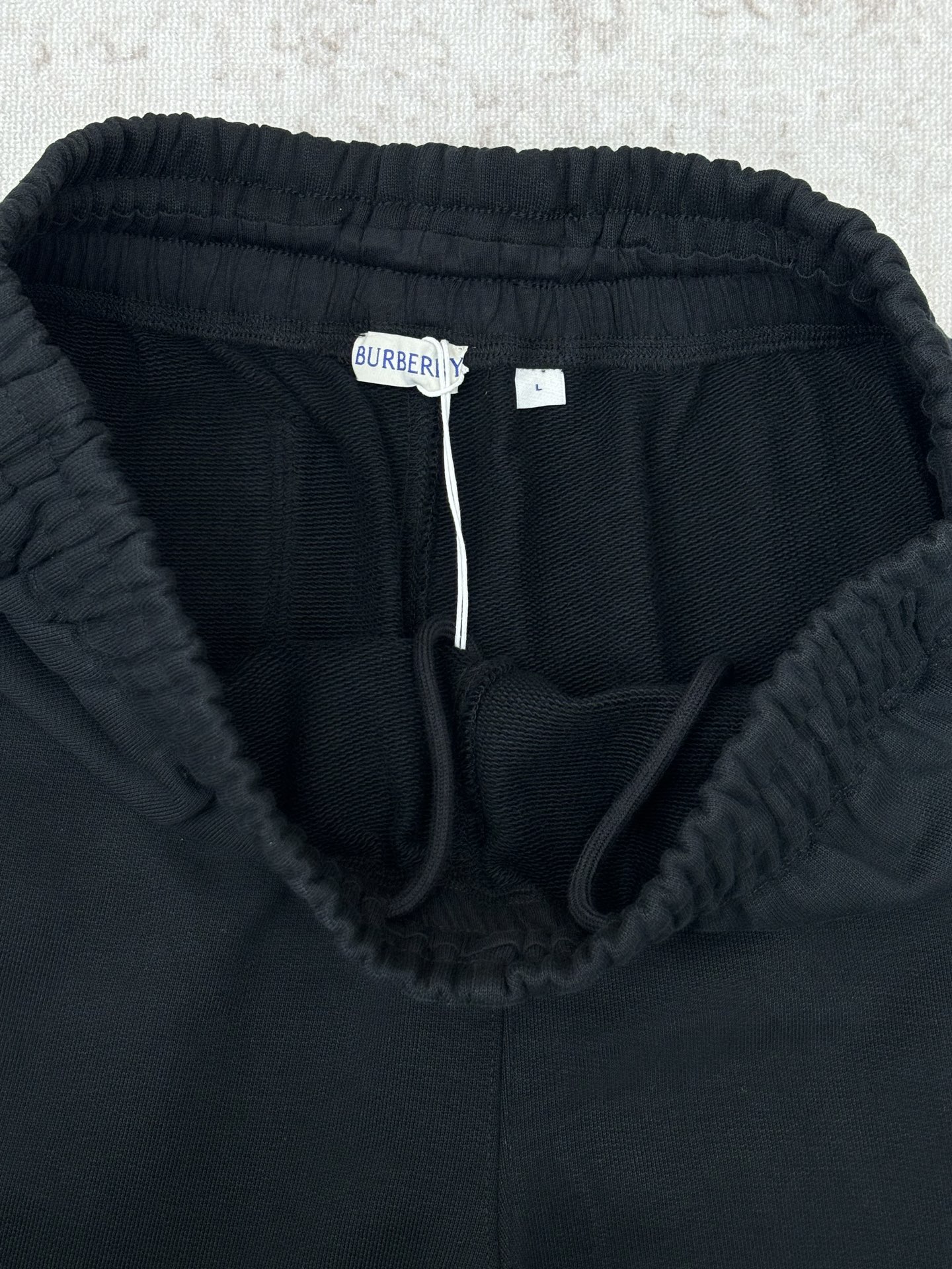 Burberry 巴宝莉 26ss 新款短裤 选用轻盈翻面绒棉质面料打造