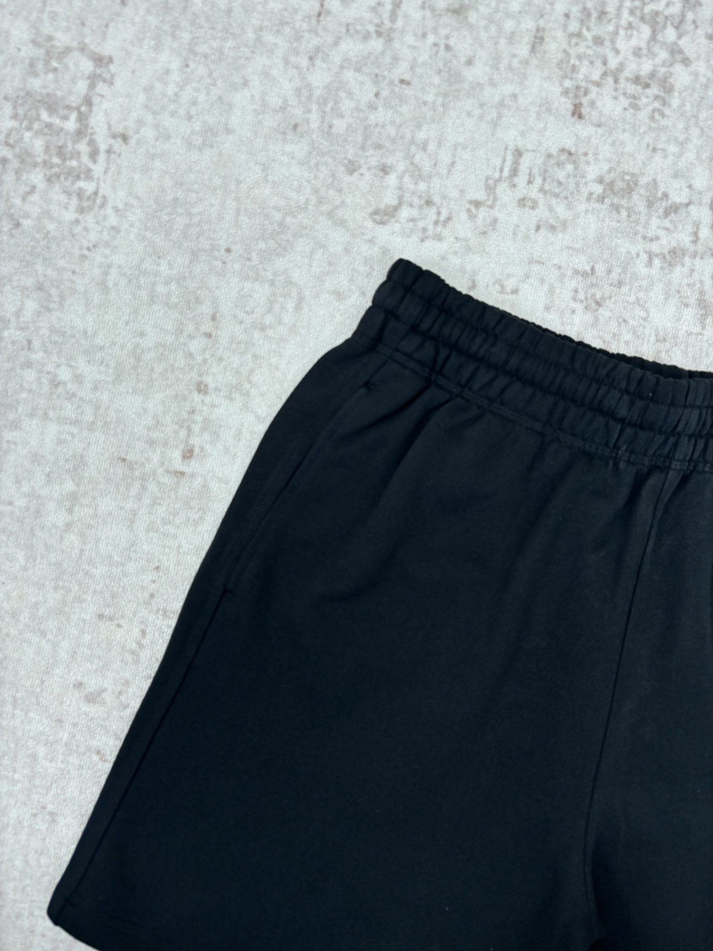 Burberry 巴宝莉 26ss 新款短裤 选用轻盈翻面绒棉质面料打造