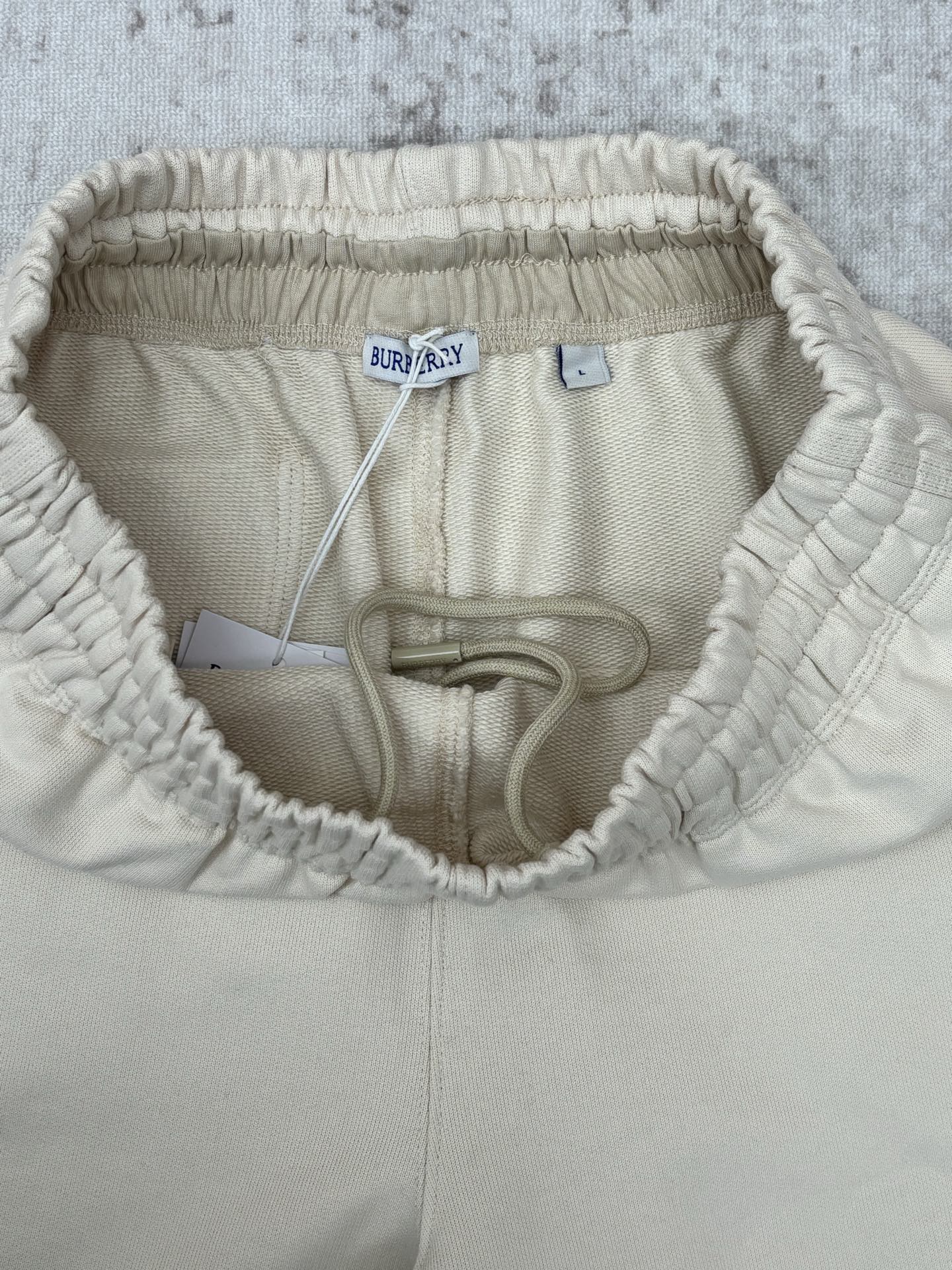 Burberry 巴宝莉 26ss 新款短裤 选用轻盈翻面绒棉质面料打造