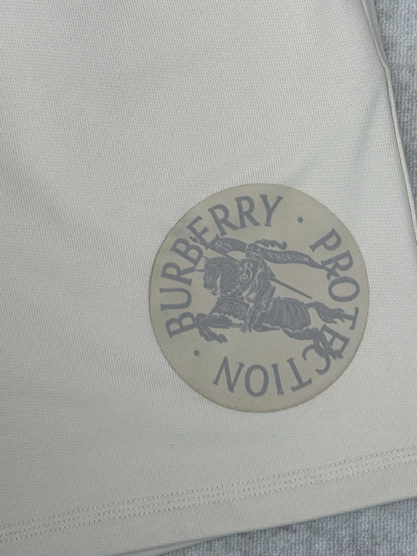 Burberry 巴宝莉 26ss 新款短裤 选用轻盈翻面绒棉质面料打造