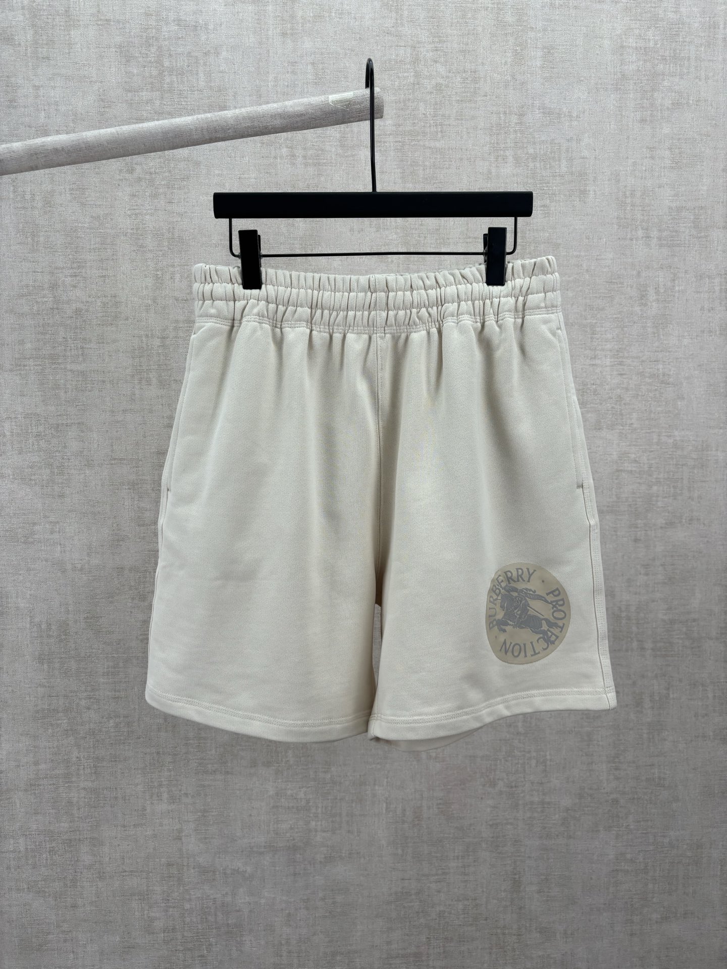Burberry 巴宝莉 26ss 新款短裤 选用轻盈翻面绒棉质面料打造