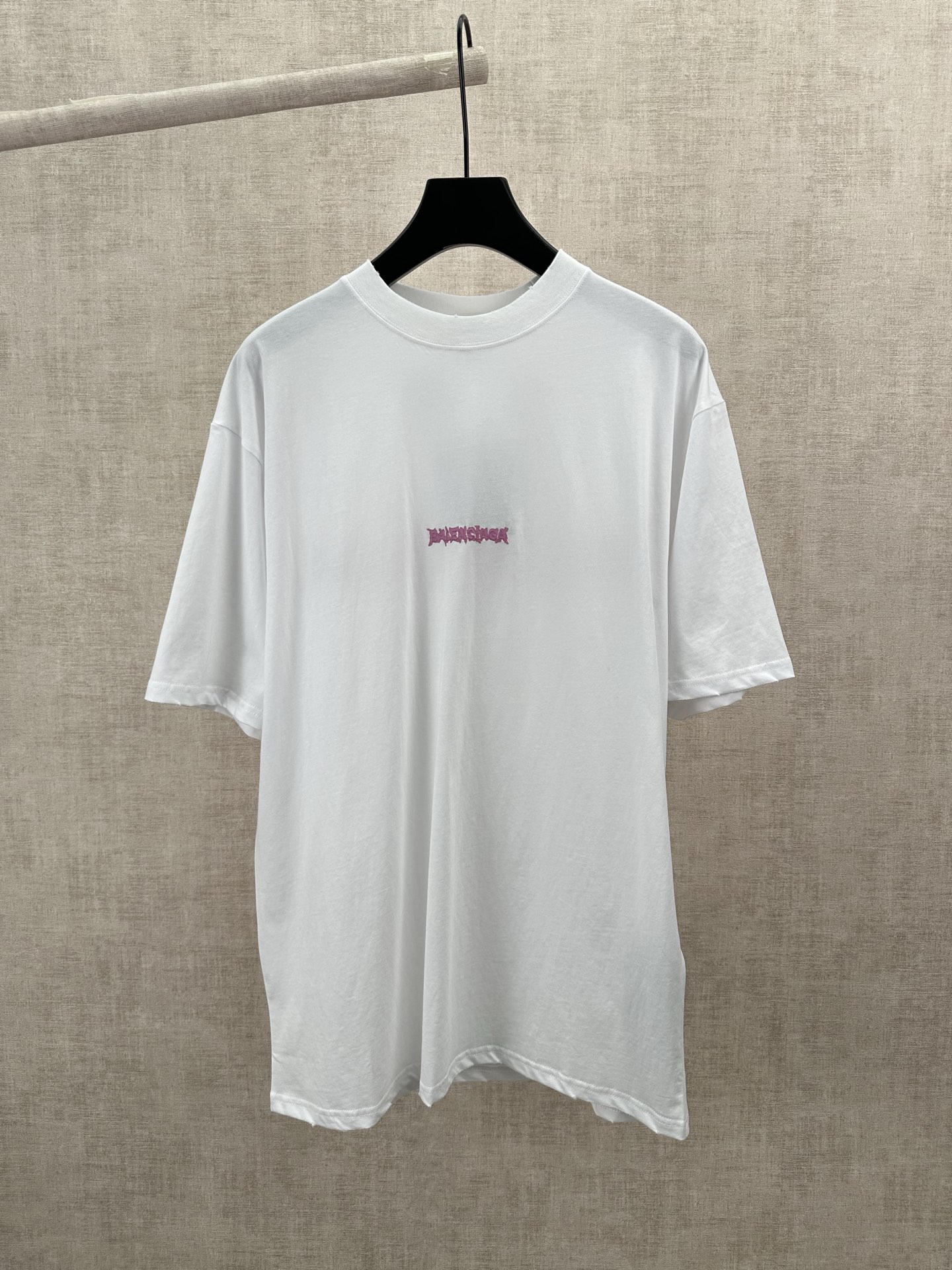 P135 París 26ss nueva camiseta de manga corta de punto liso, con estampado de obra de arte wet brush en la parte delant…