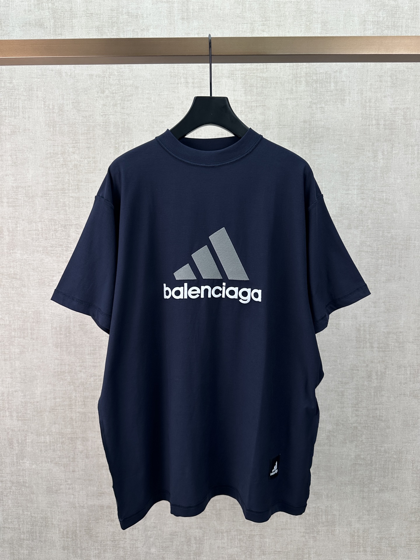 Balenciaga 巴黎世家 x阿迪联名系列 Inside Out 双面穿短T深蓝白色配色 正面下摆拼嵌AD 运动表现表和 BLCG品牌标识